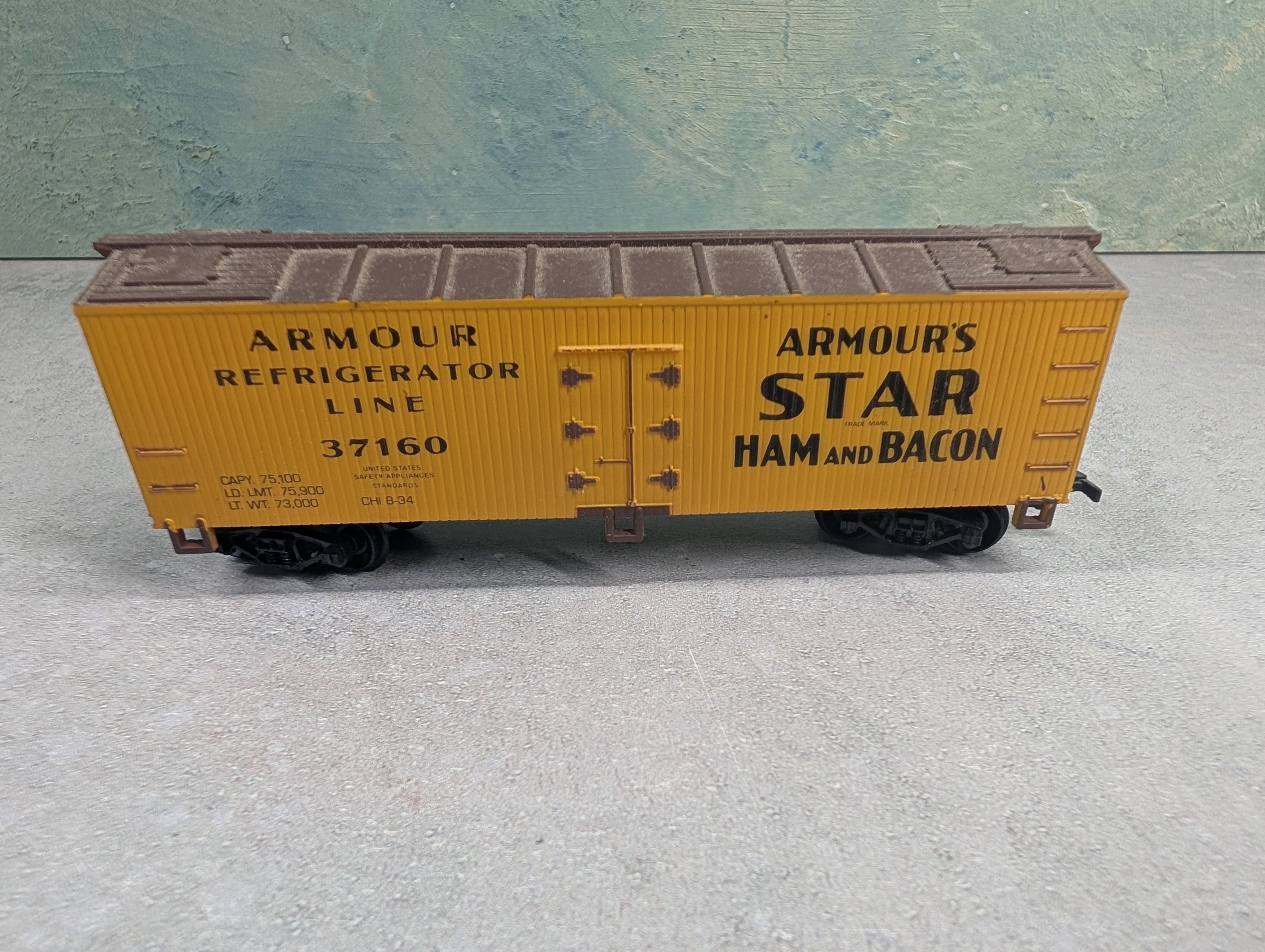 USED Life-Like HO Scale 40' Box Car Armour Refrigerator Line #37160 Ham & Bacon