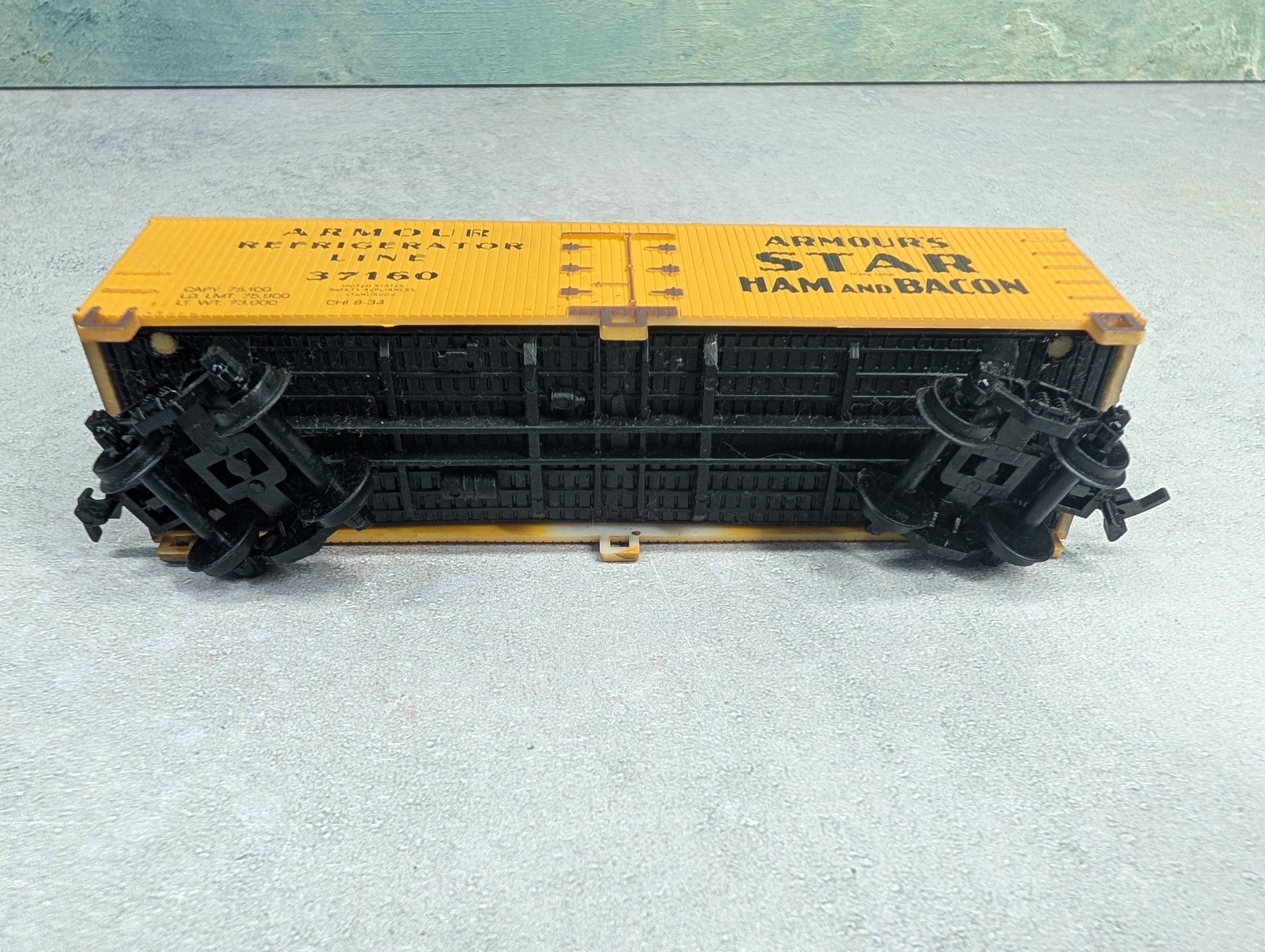 USED Life-Like HO Scale 40' Box Car Armour Refrigerator Line #37160 Ham & Bacon