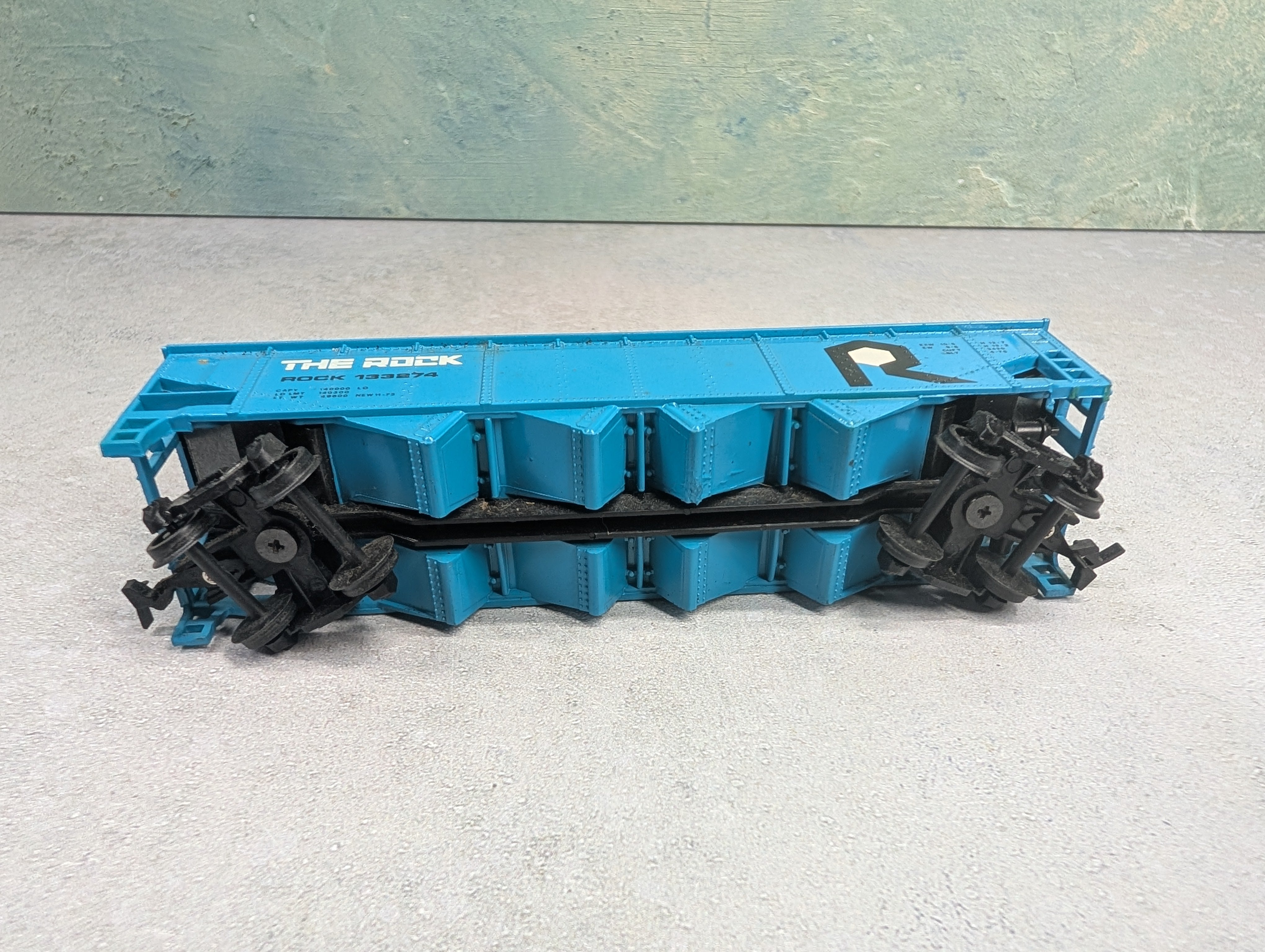 USED Bachmann HO Scale Hopper w/ Coal Load Rock #133274