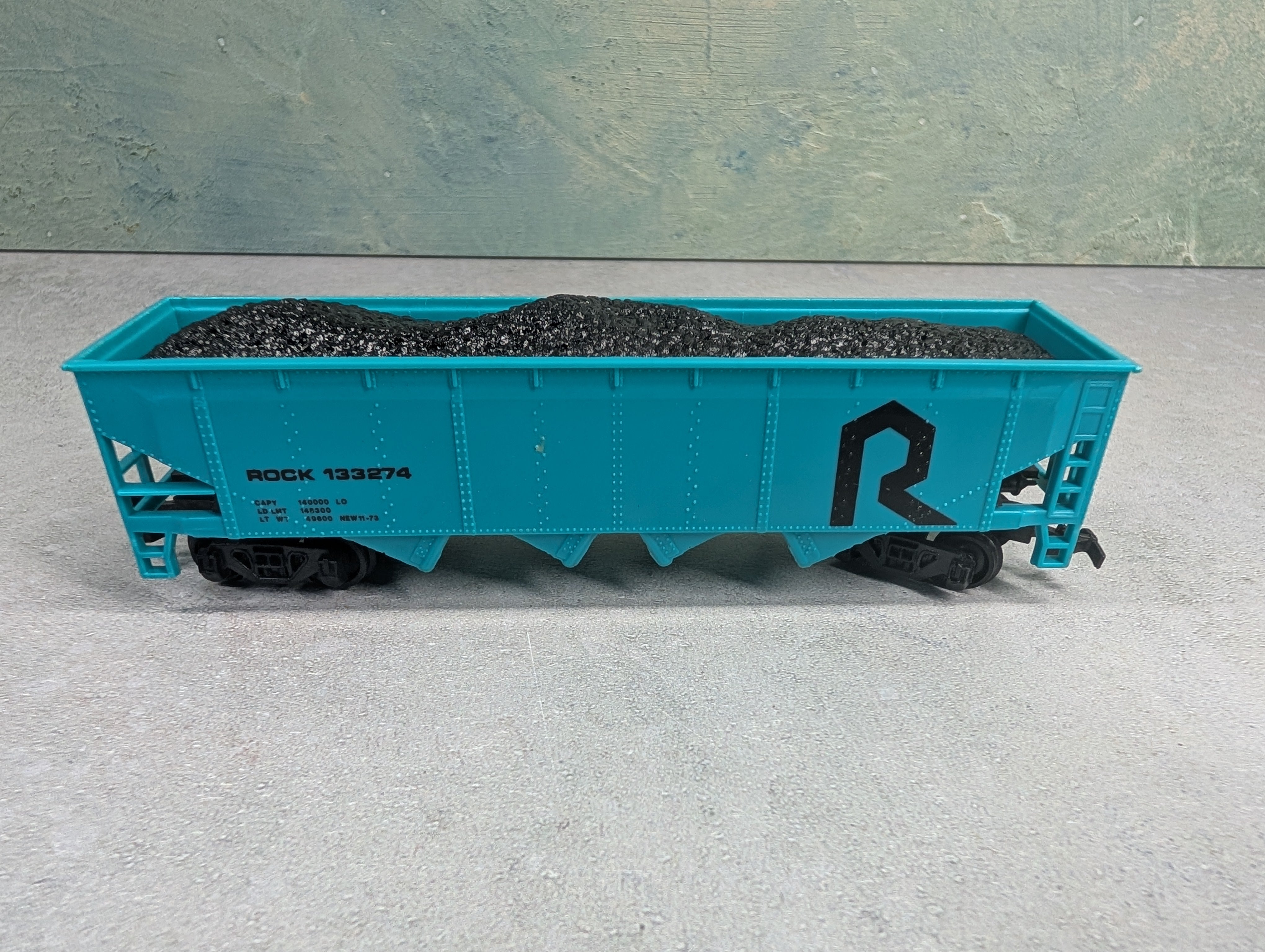 USED Bachmann HO Scale Hopper w/ Coal Load Rock #133274
