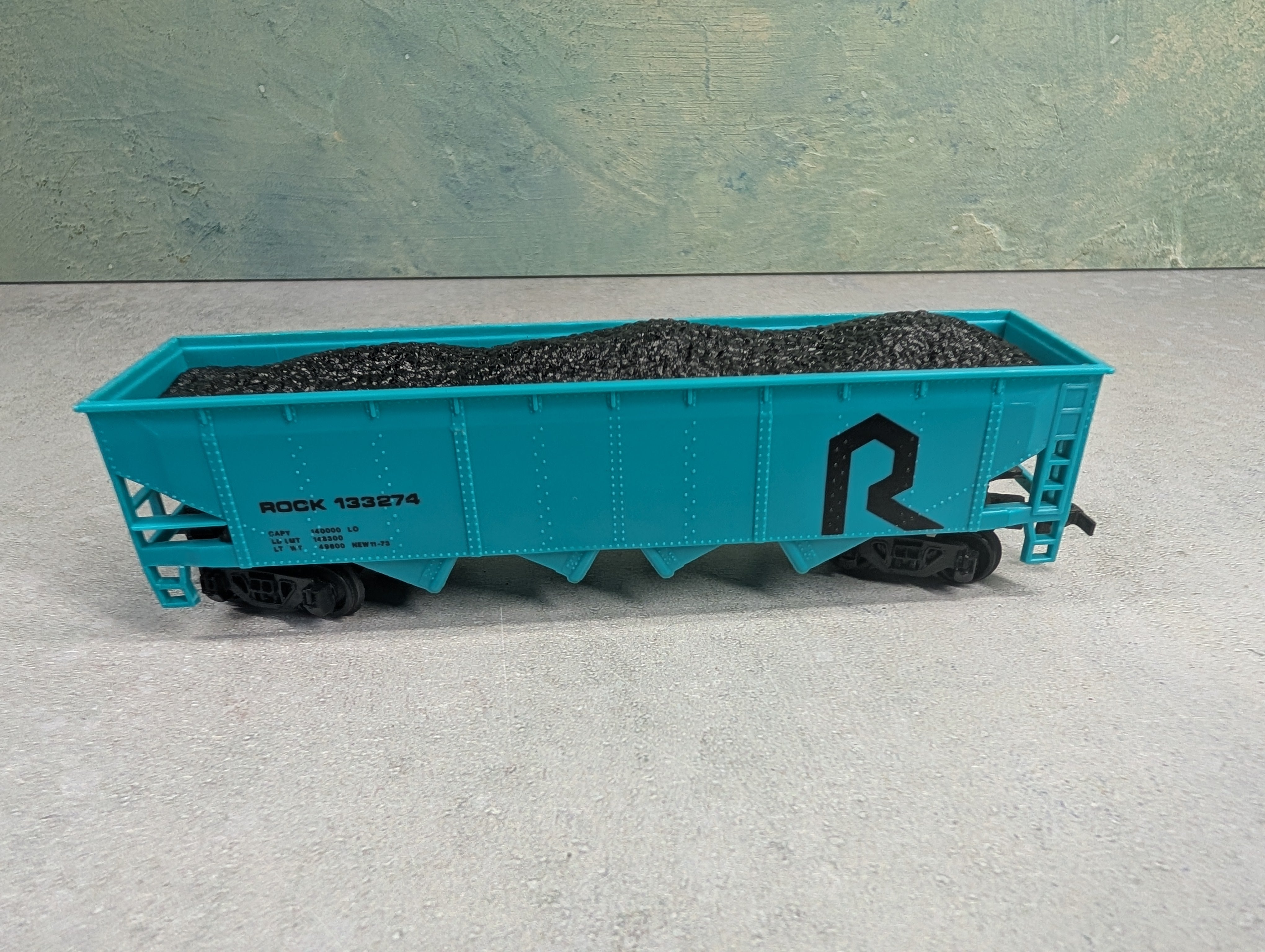 USED Bachmann HO Scale Hopper w/ Coal Load Rock #133274
