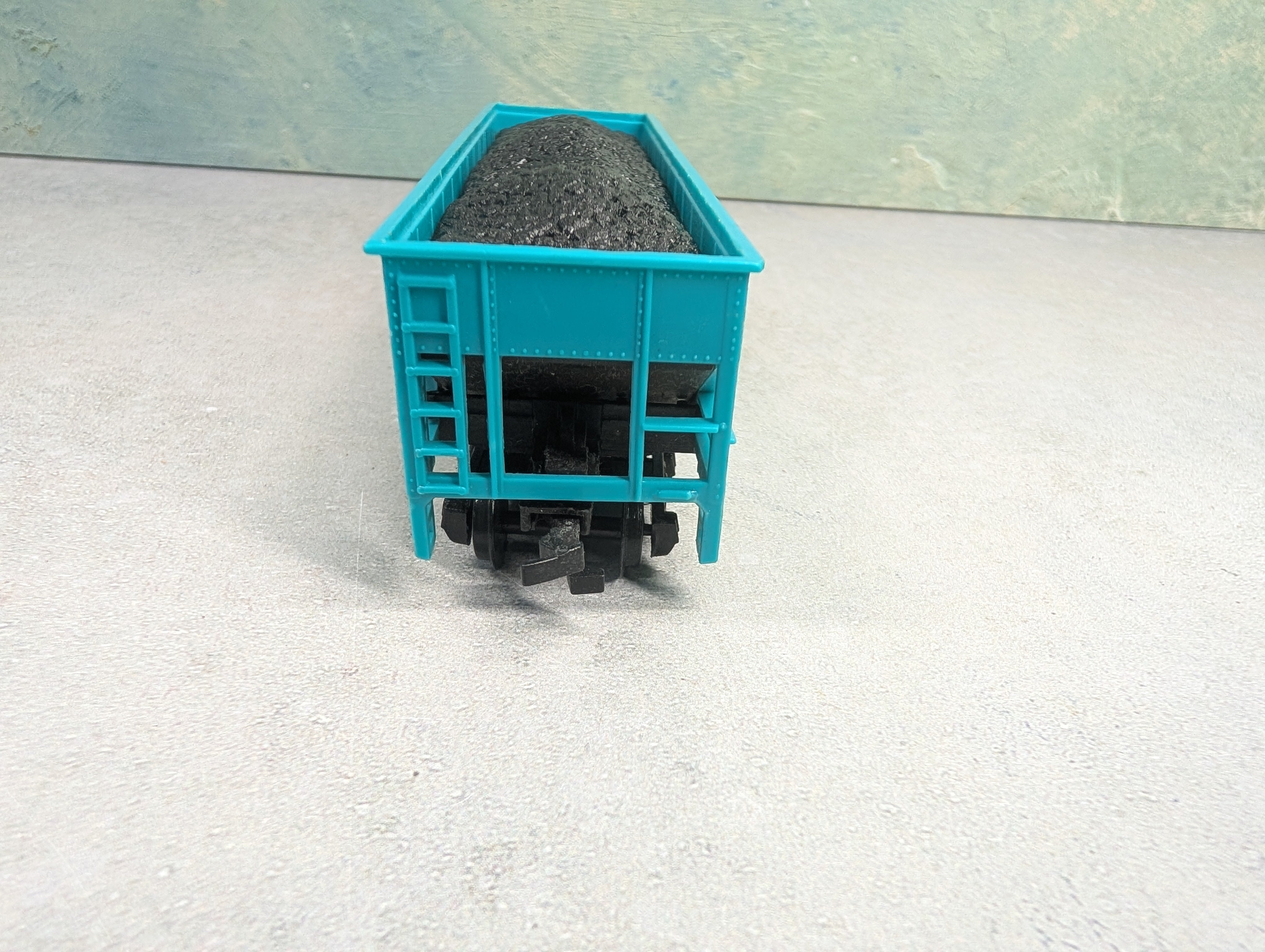 USED Bachmann HO Scale Hopper w/ Coal Load Rock #133274
