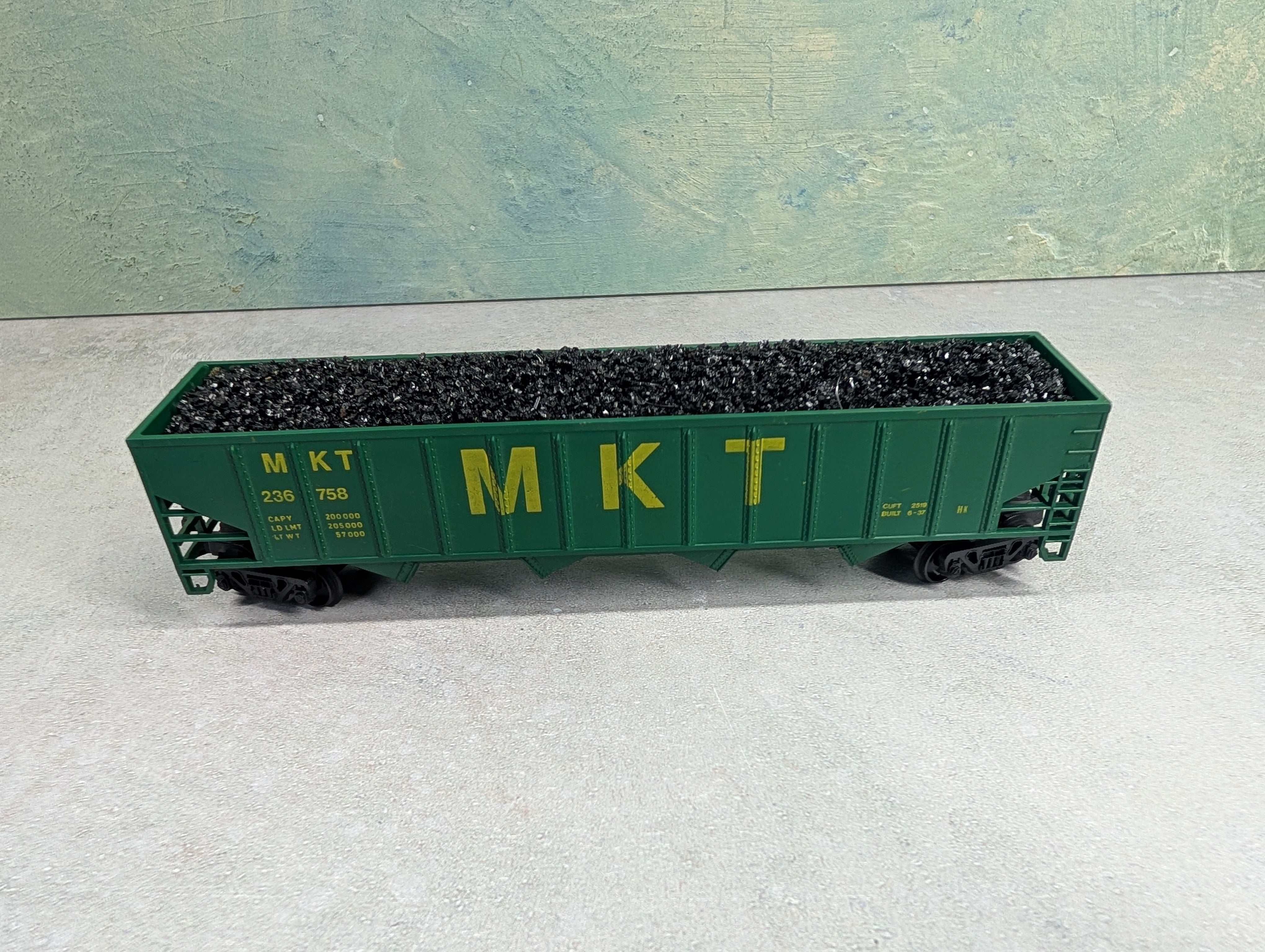 USED HO Scale 50' 4 Bay Open Hopper w/ Coal Load MKT #236758