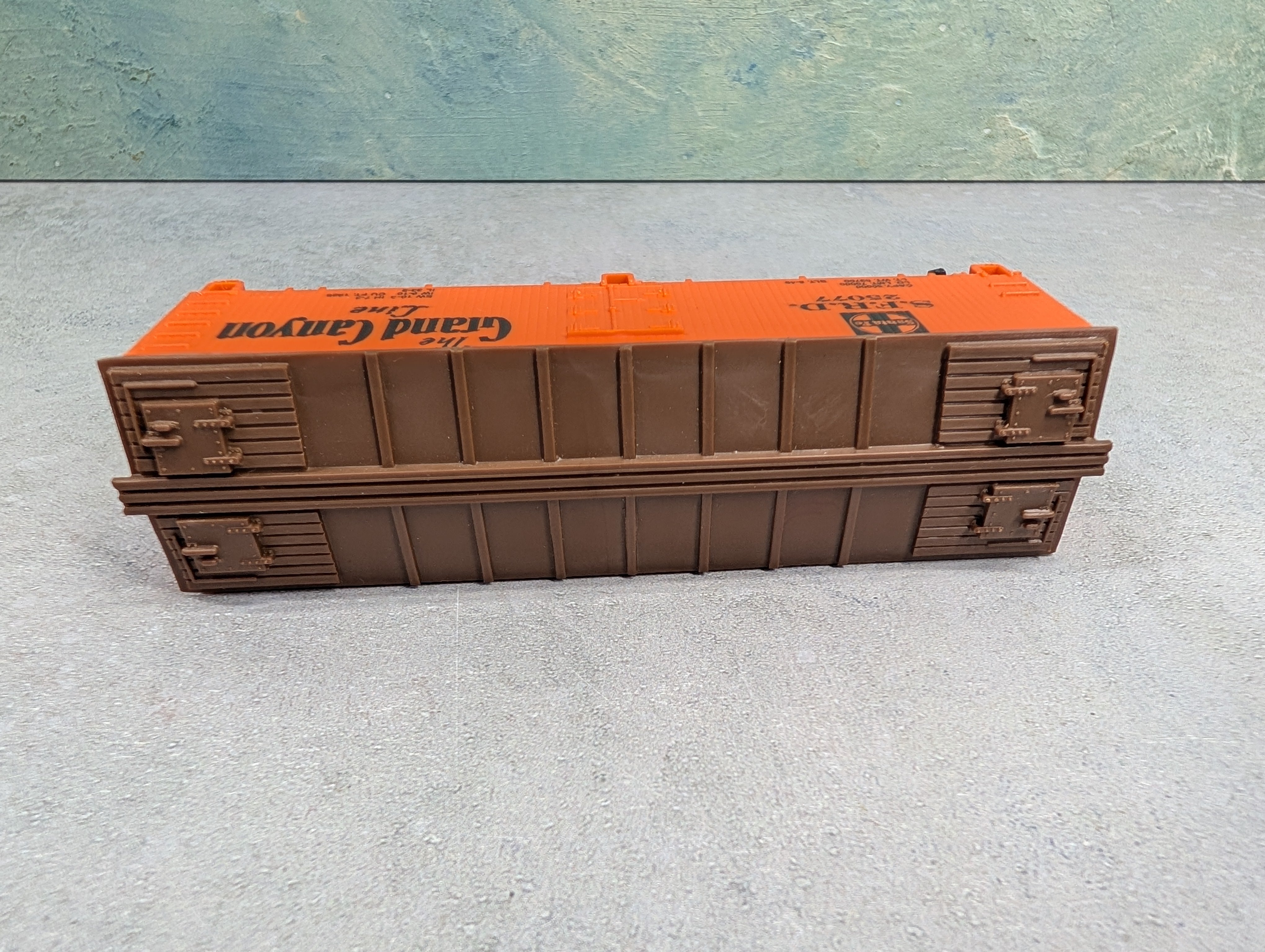 USED Life-Like HO Scale 38' Reefer Box Car Santa Fe SFRD #25077