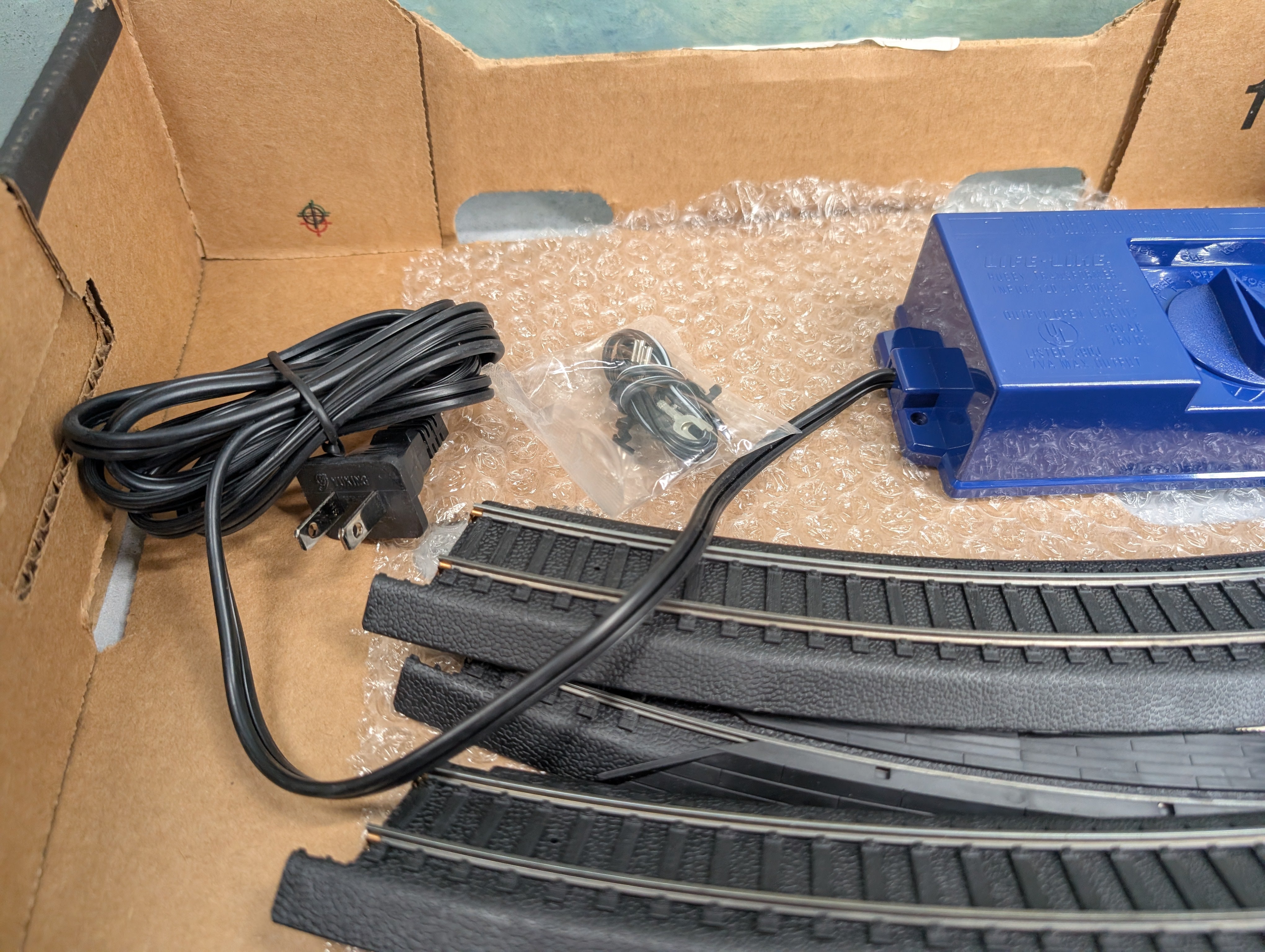 USED Life-Like HO Scale Power-Loc Black Track 18" Circle w/ Transformer (Starter Set)