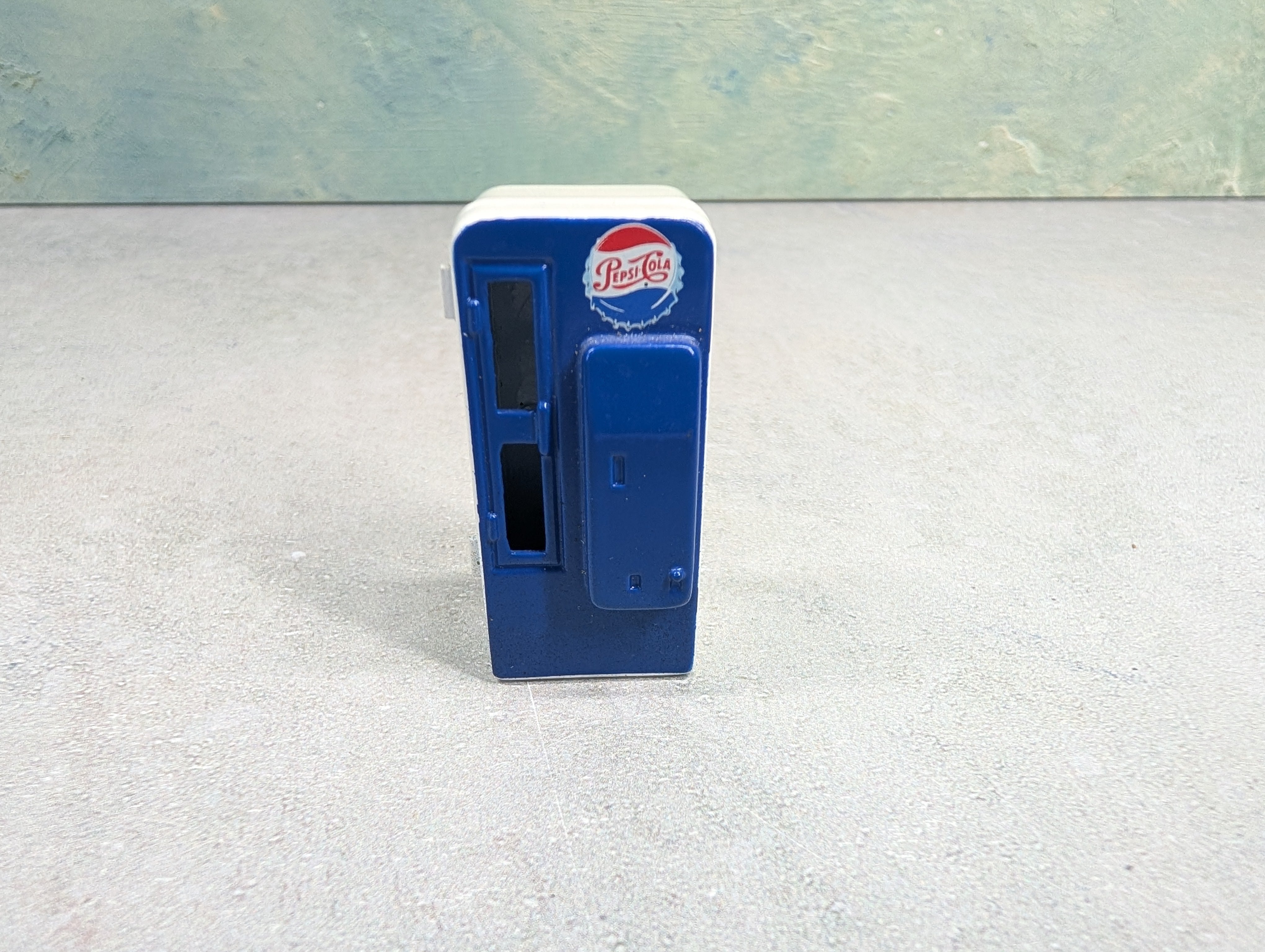 USED O Metal Pepsi Machine