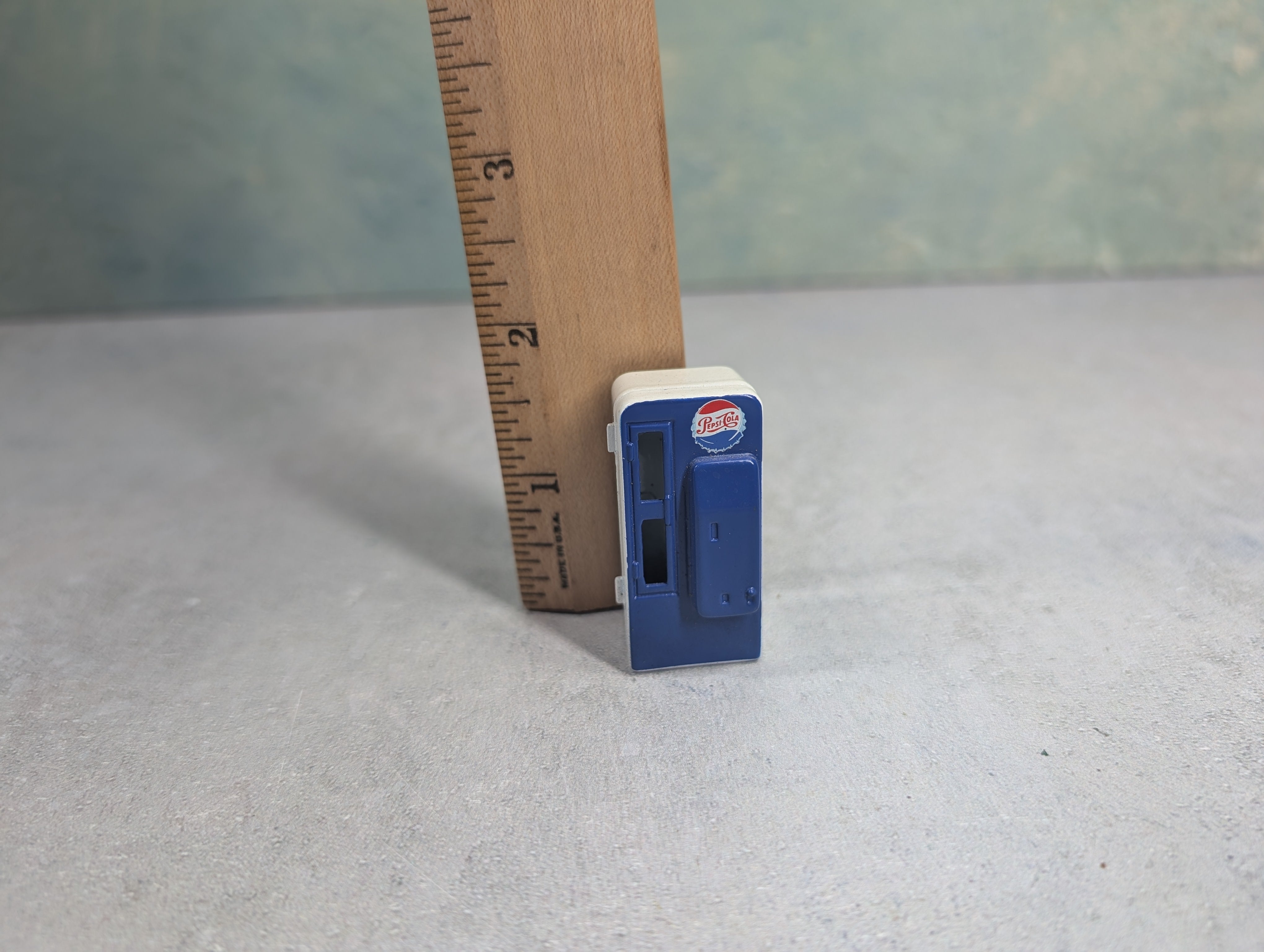 USED O Metal Pepsi Machine