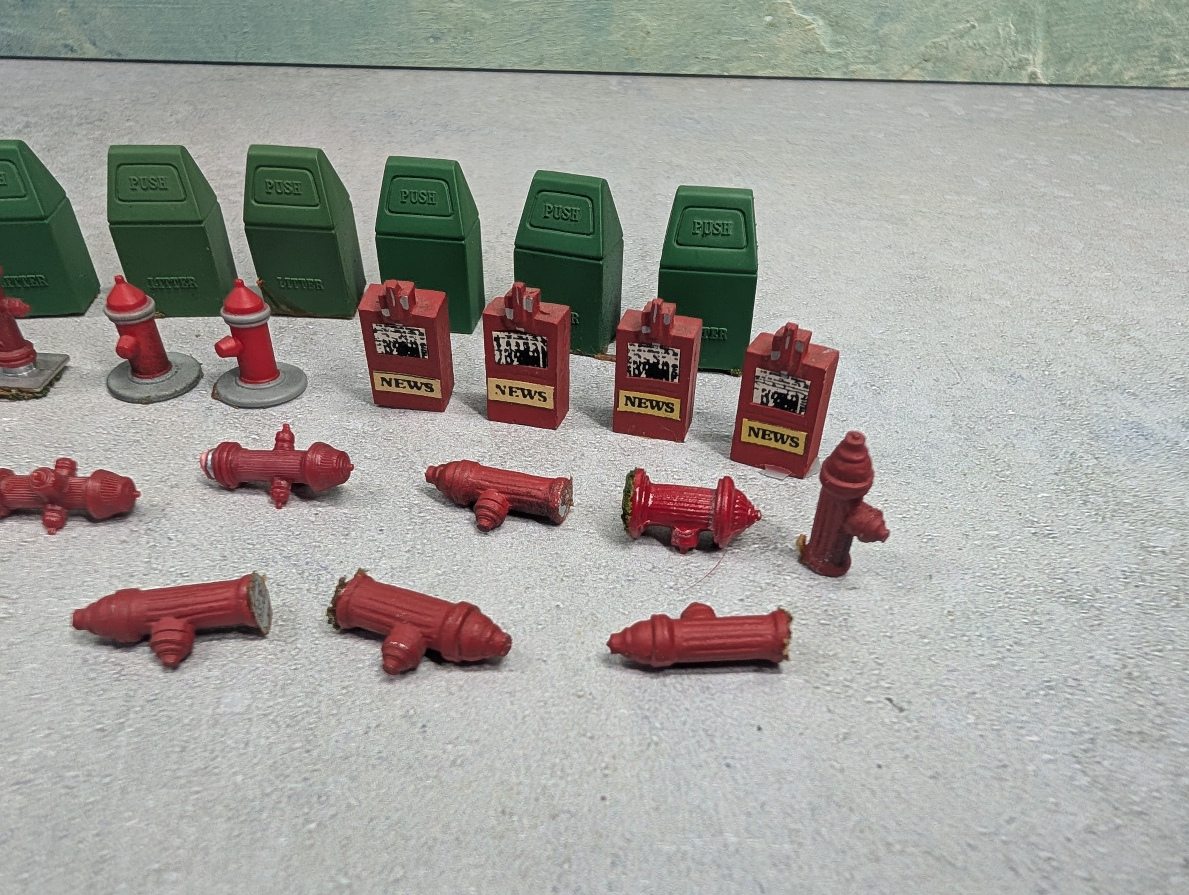 USED O Lot of Trash Cans, Fire Hydrants & Newpaper Boxes (29 pcs)