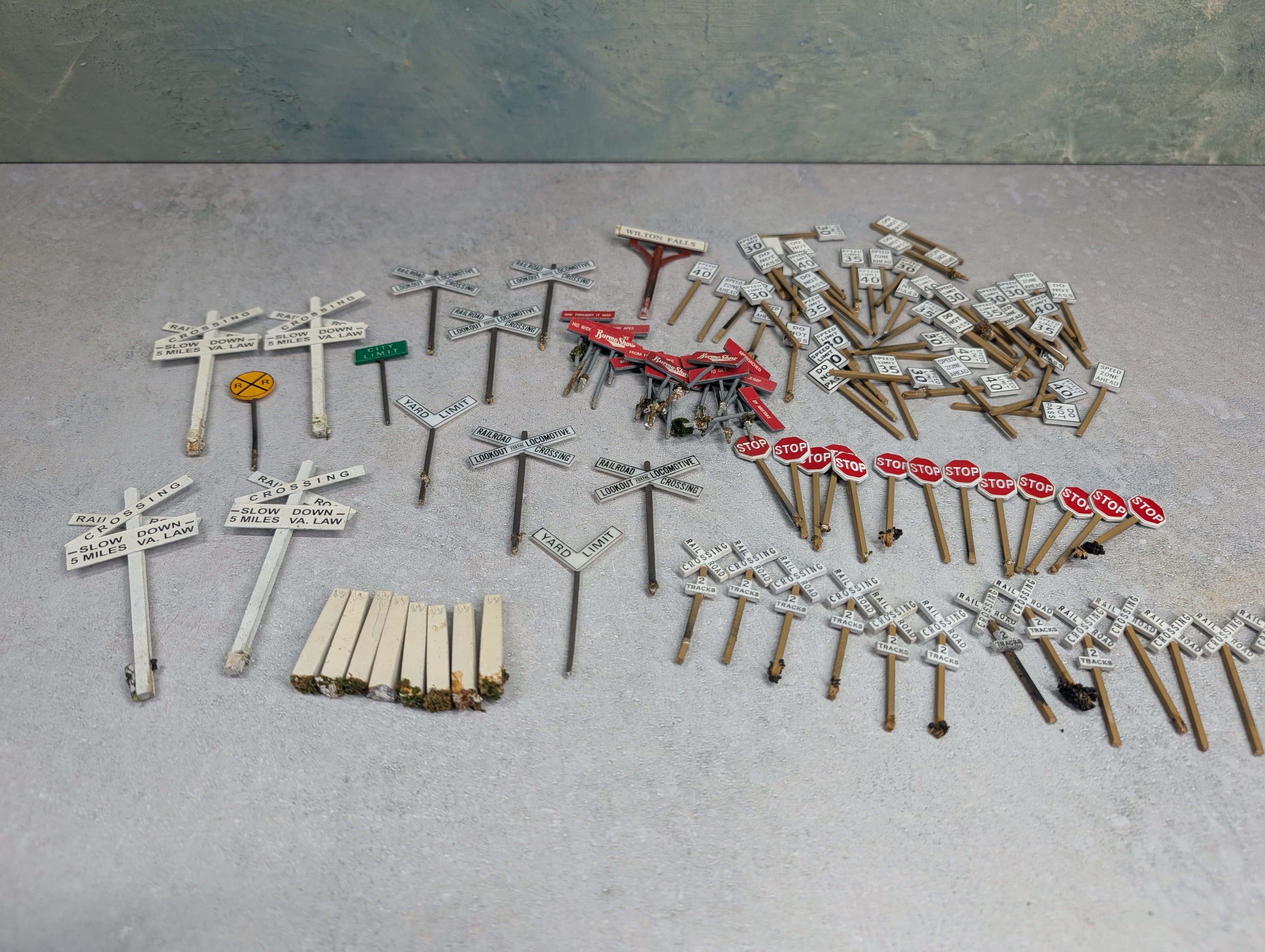 USED O Lot of Railroad Signs, Street Signs & Other Signs (100+ pcs)