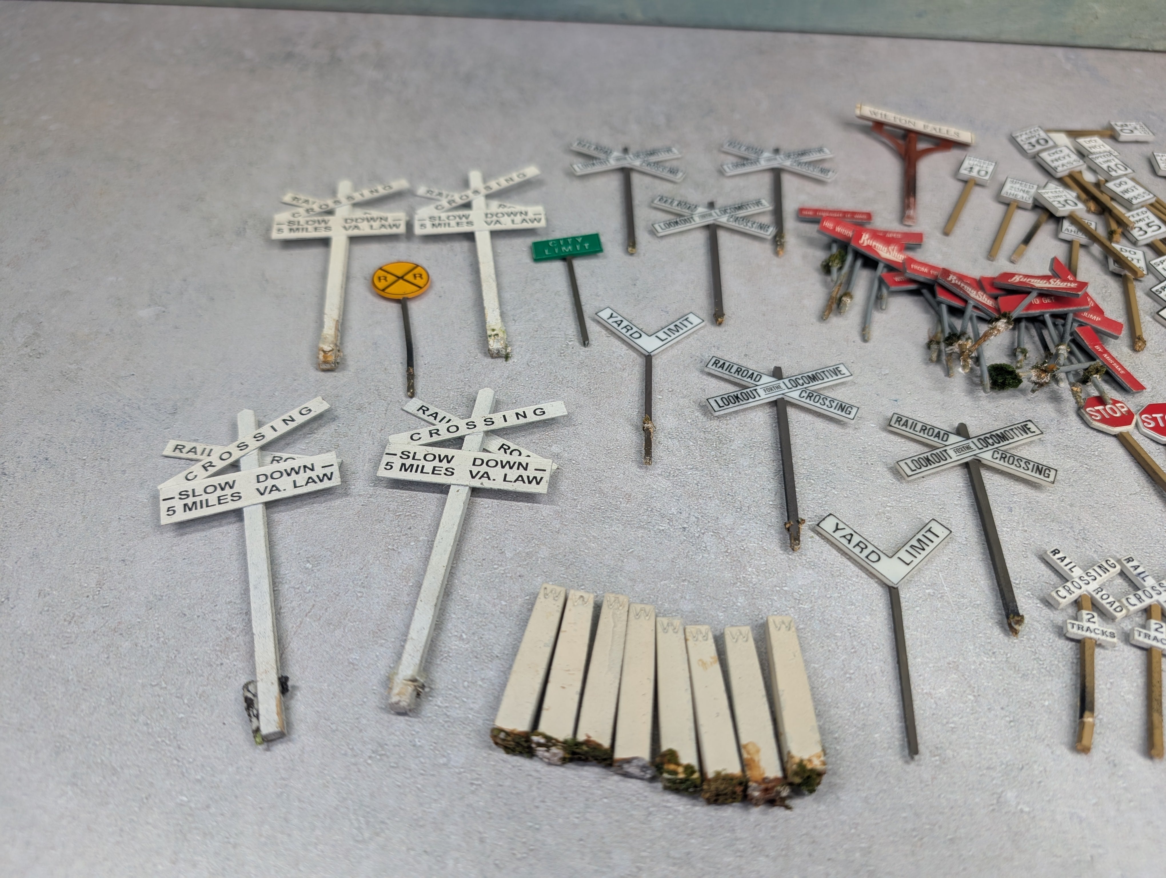 USED O Lot of Railroad Signs, Street Signs & Other Signs (100+ pcs)