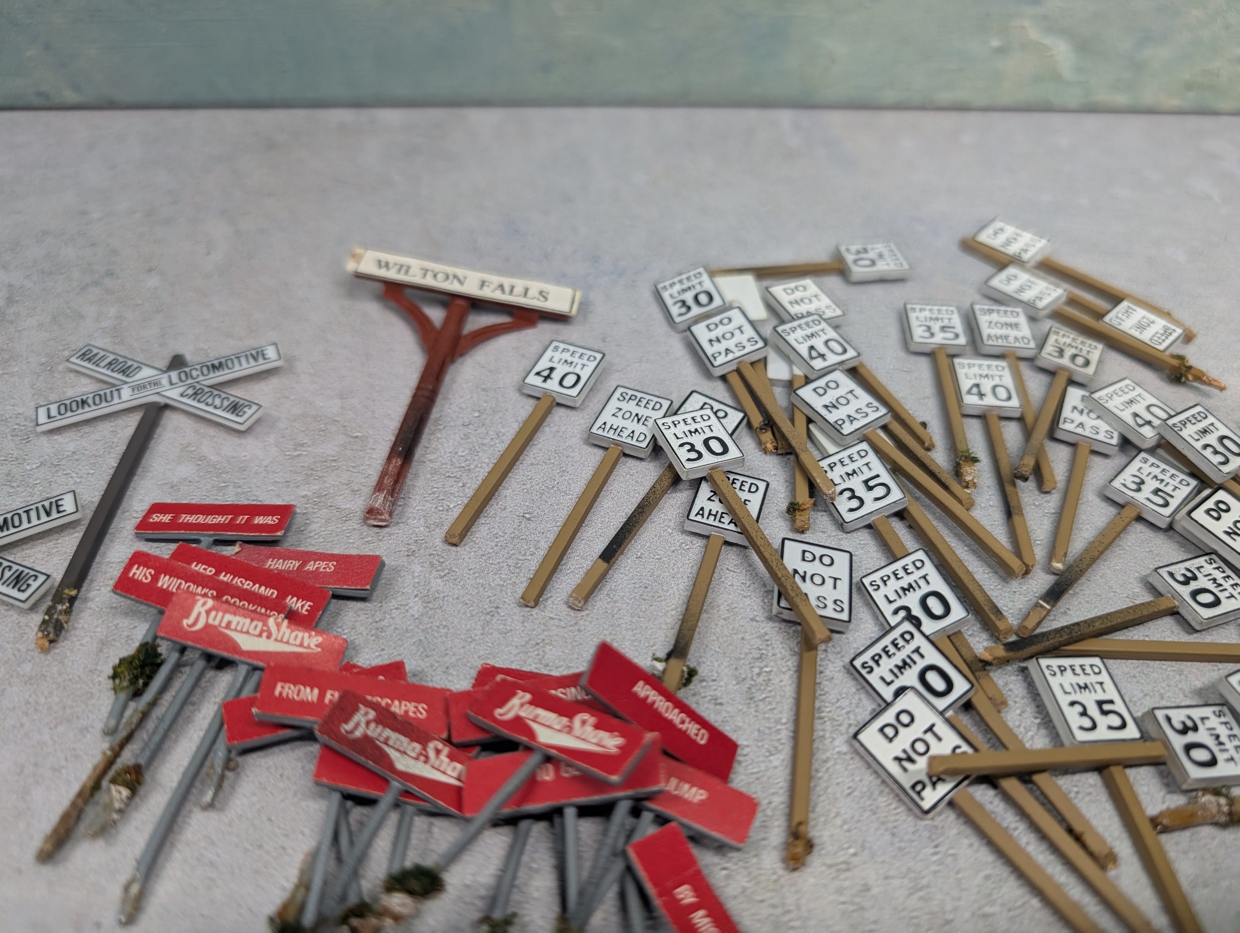 USED O Lot of Railroad Signs, Street Signs & Other Signs (100+ pcs)