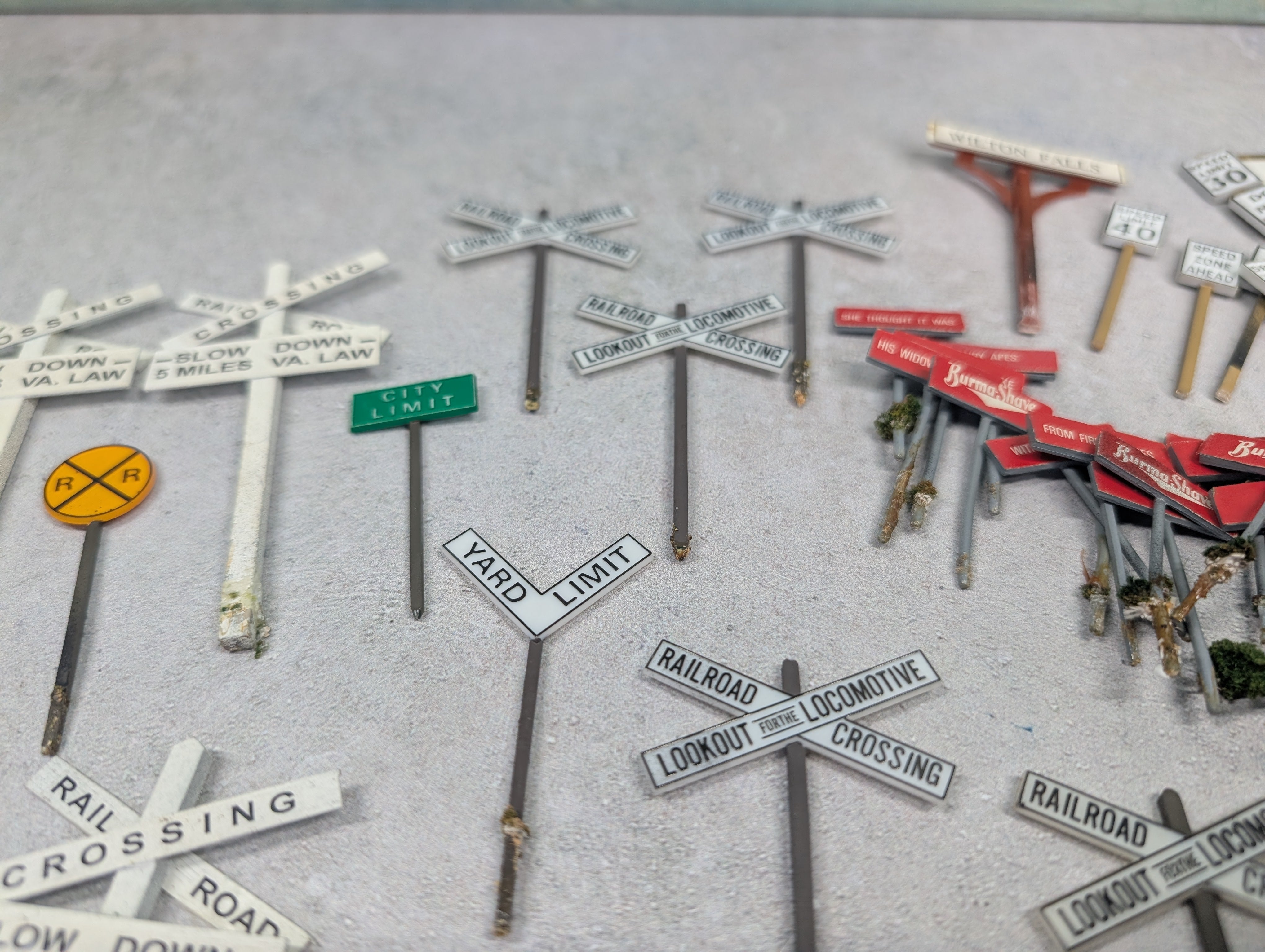 USED O Lot of Railroad Signs, Street Signs & Other Signs (100+ pcs)