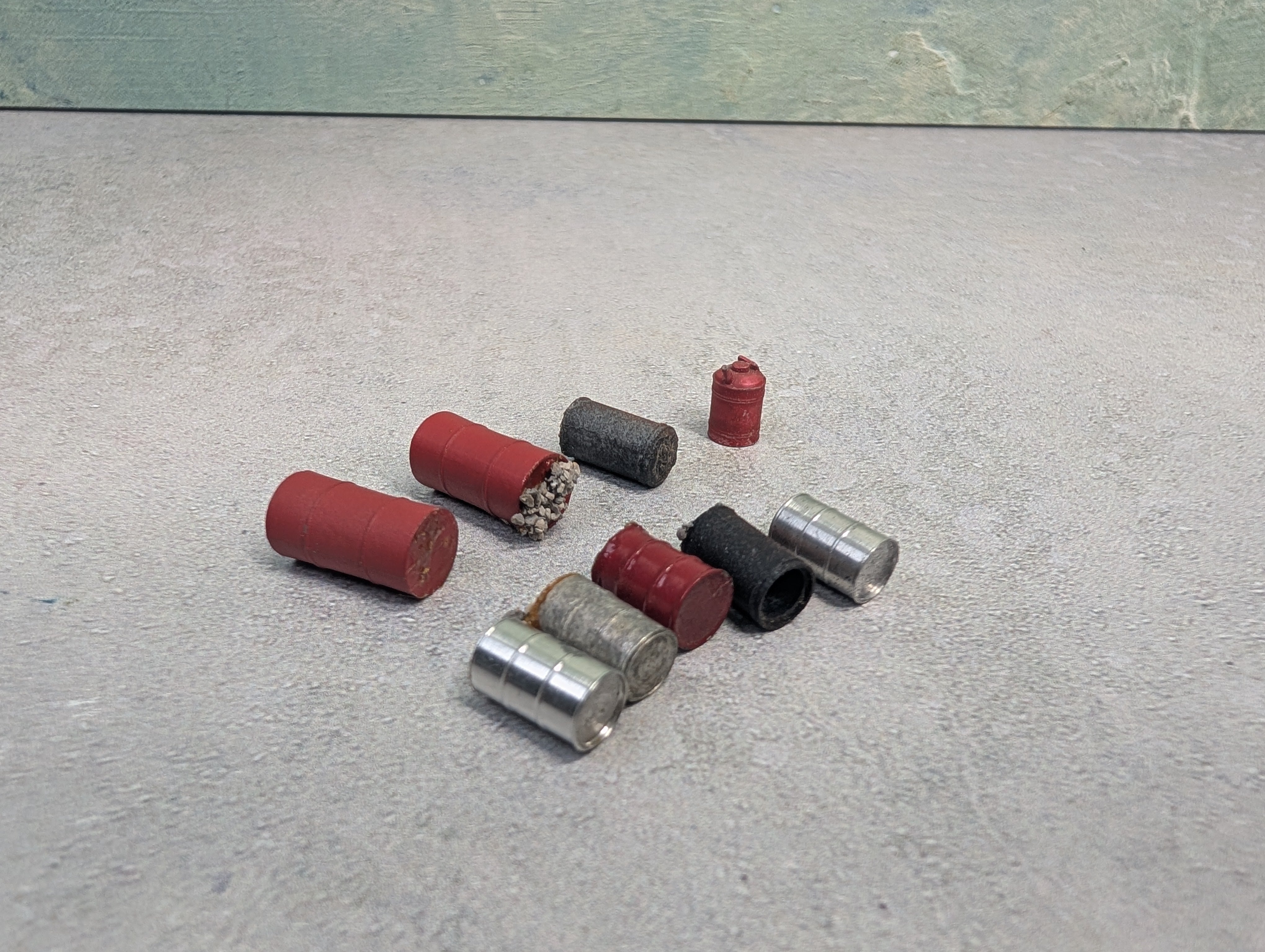 USED HO Scale Oil Drums, Barrels