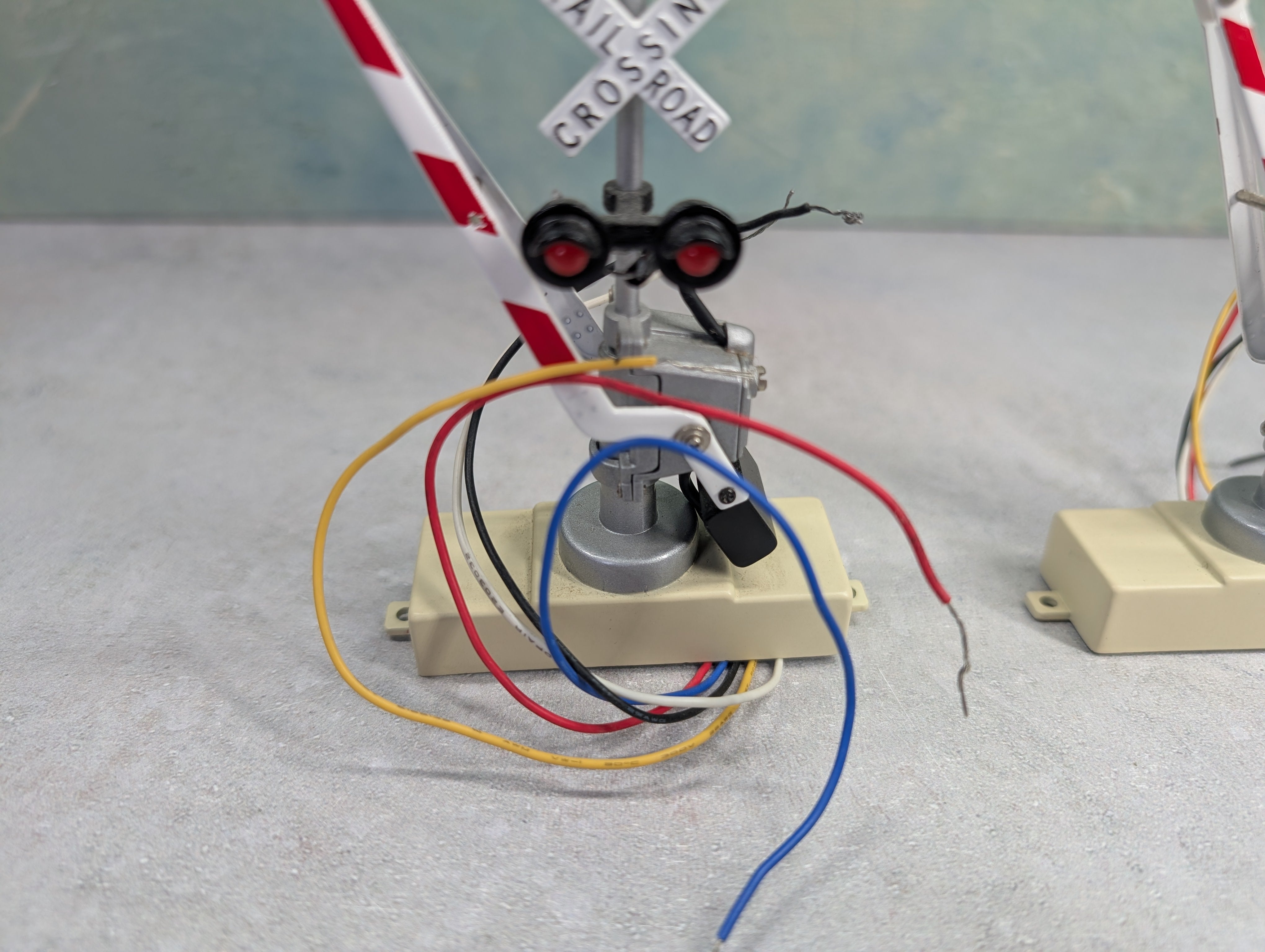 USED MTH 30-11012 O Operating Single Crossing Gates (2 pcs)