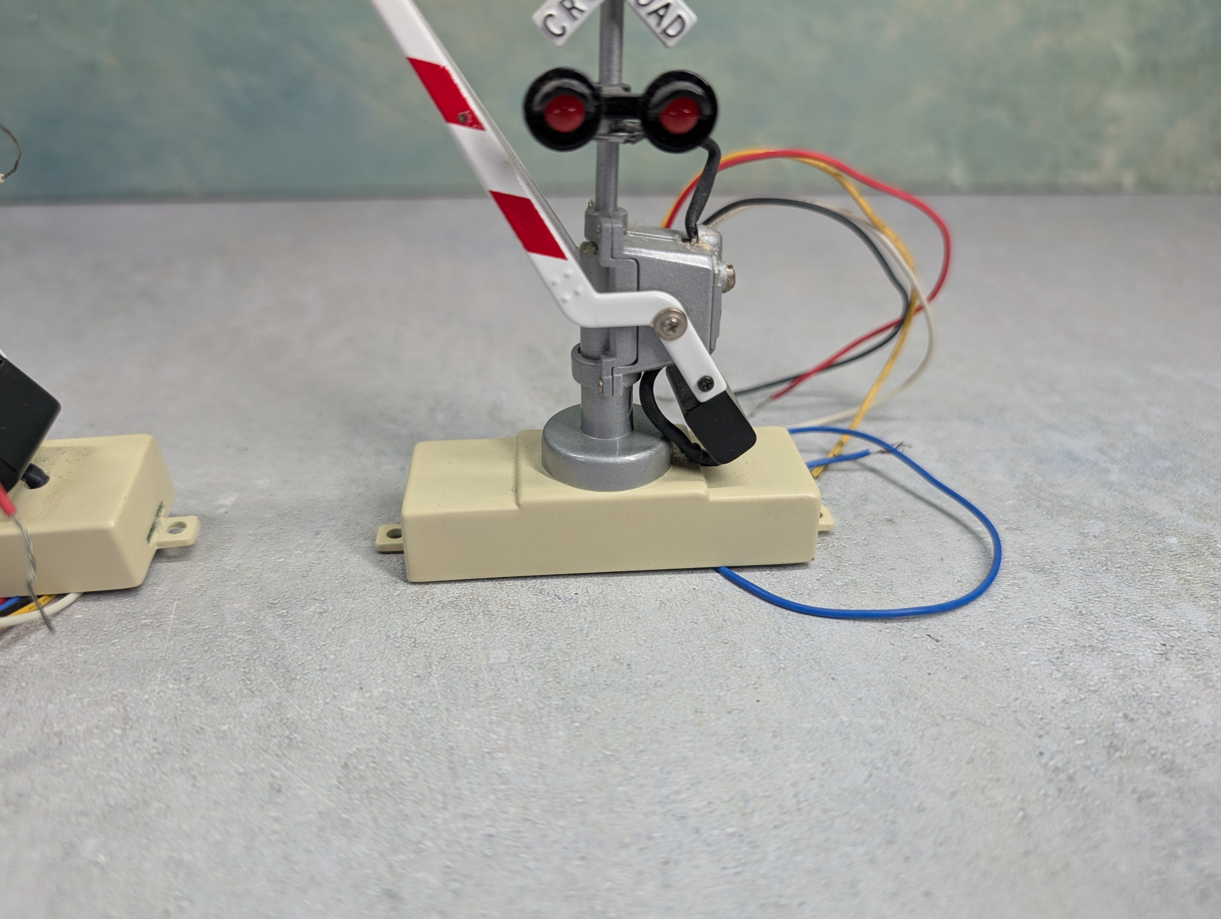 USED MTH 30-11012 O Operating Single Crossing Gates (2 pcs)