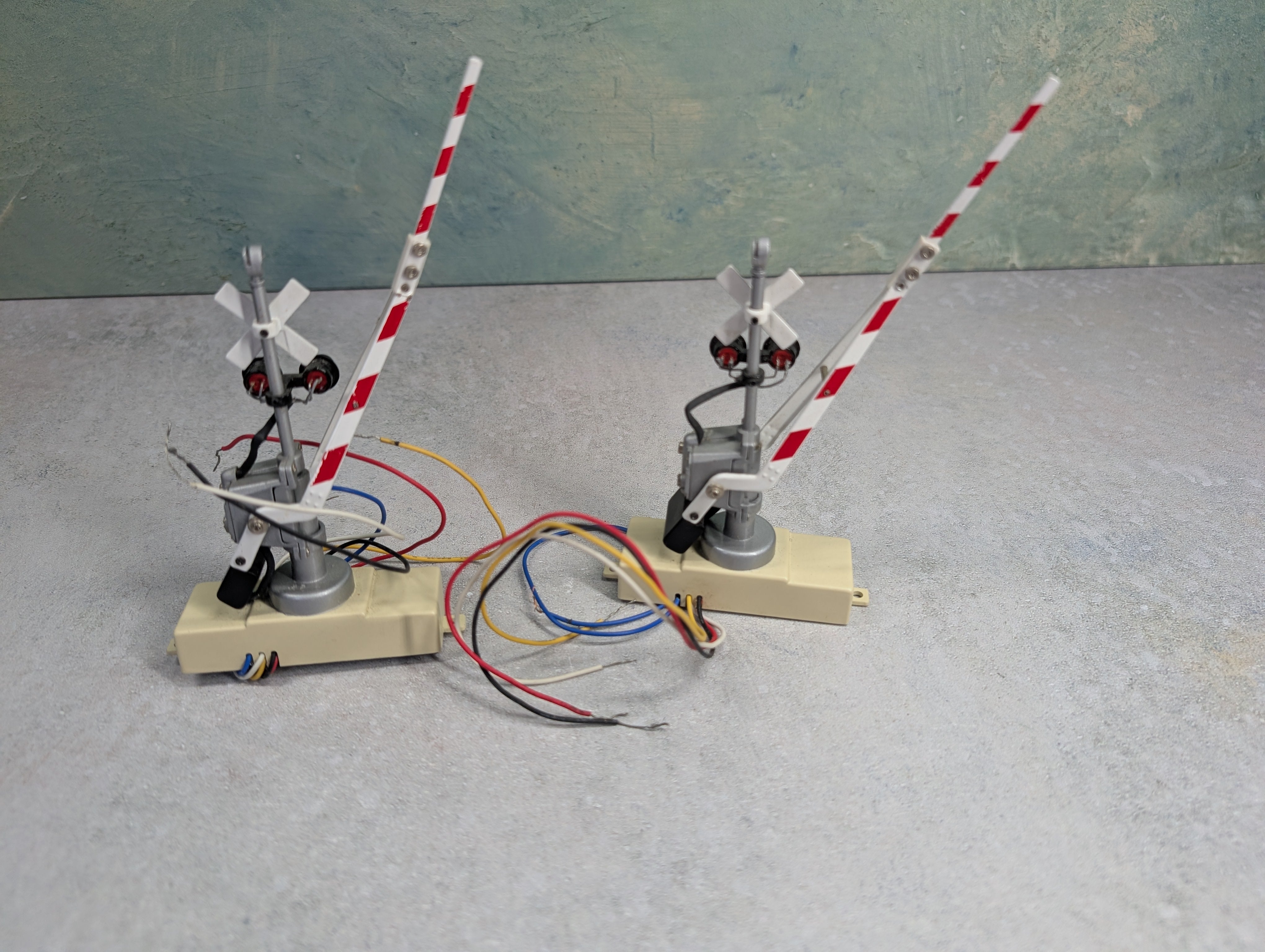 USED MTH 30-11012 O Operating Single Crossing Gates (2 pcs)