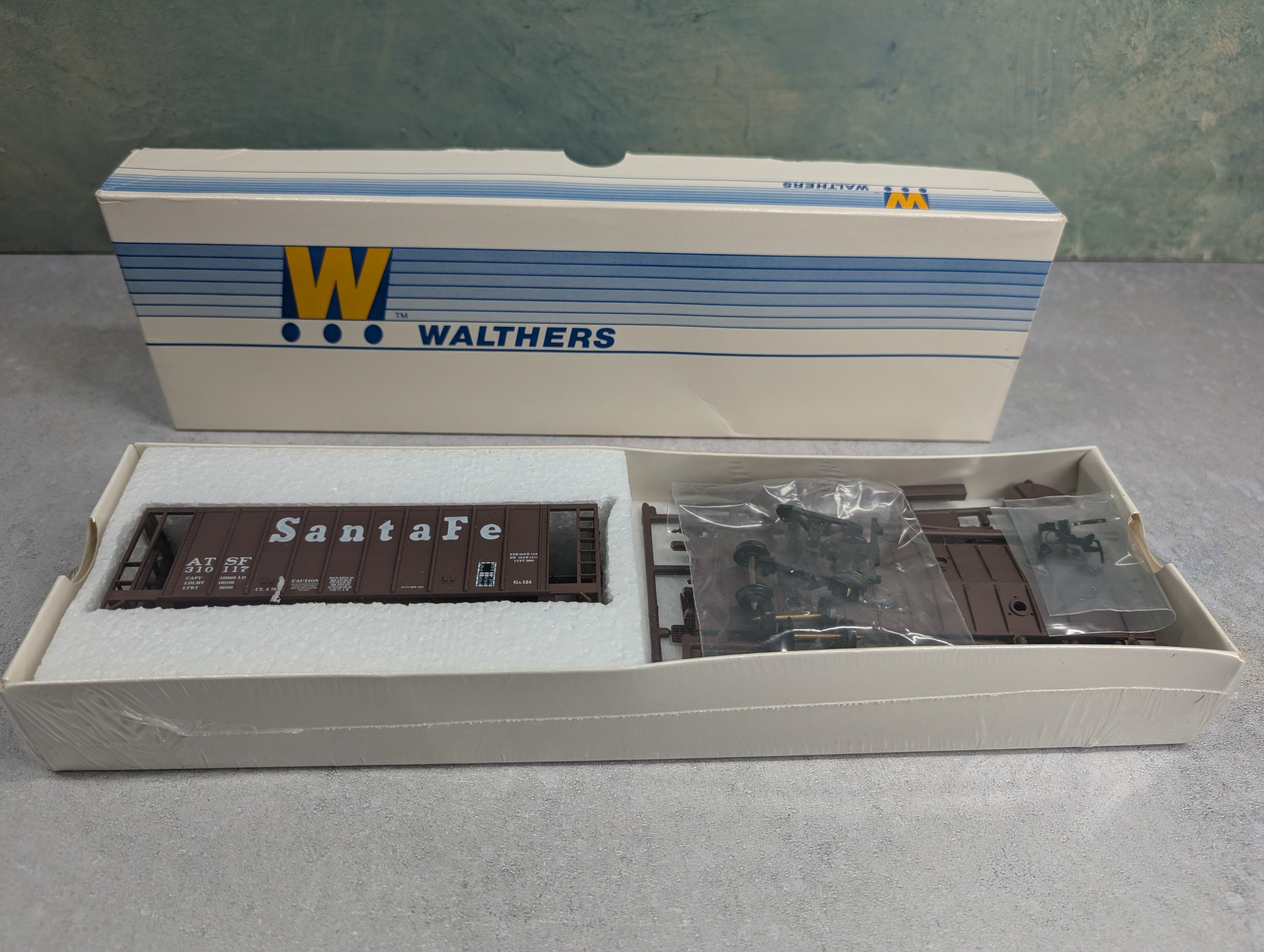 USED Walthers 932-4602 HO Scale Single Bay Airslide Hopper Santa Fe ATSF #310117 KIT