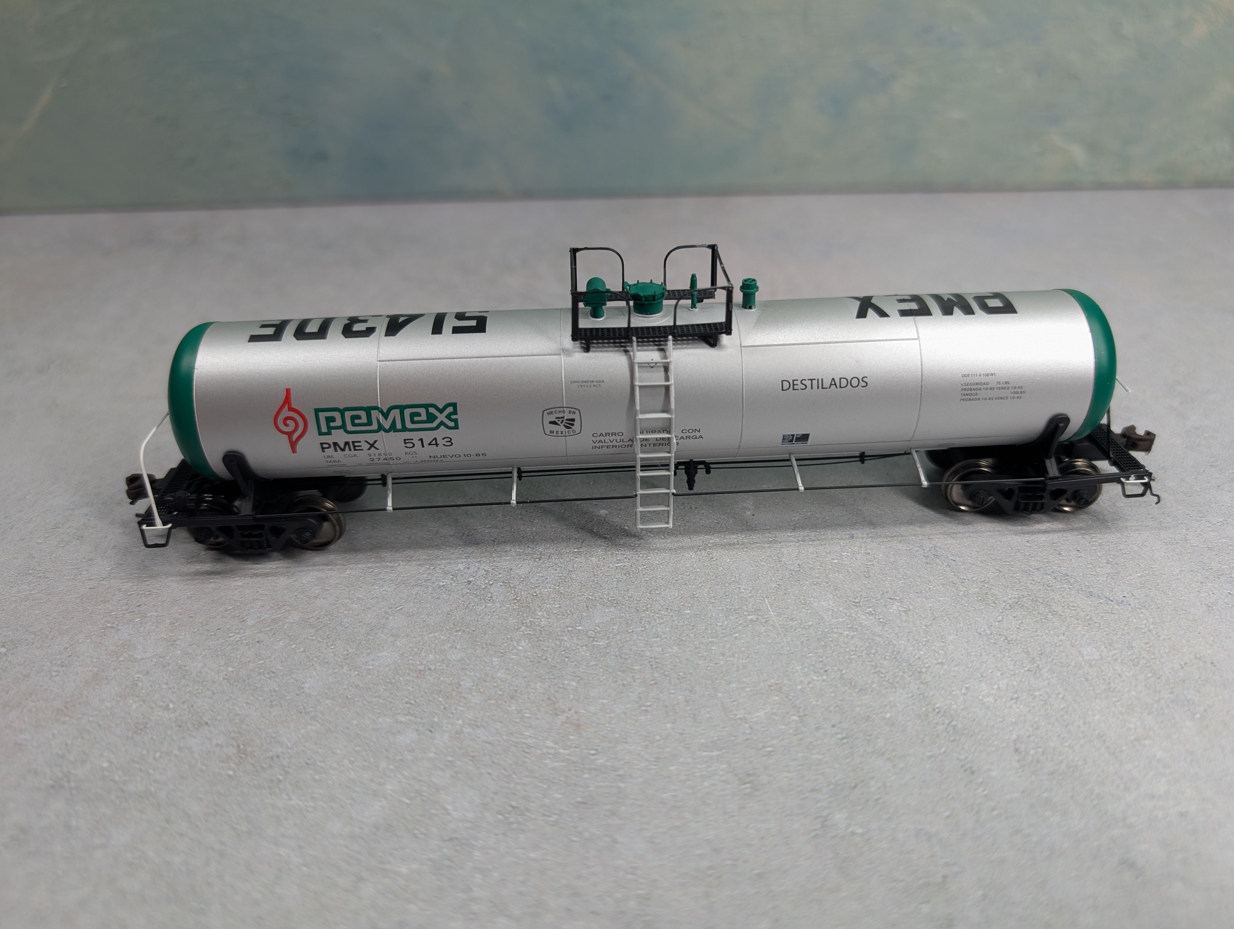 USED Atlas 20005401 HO Scale 20,700 Gal Tank Car Pemex #5143