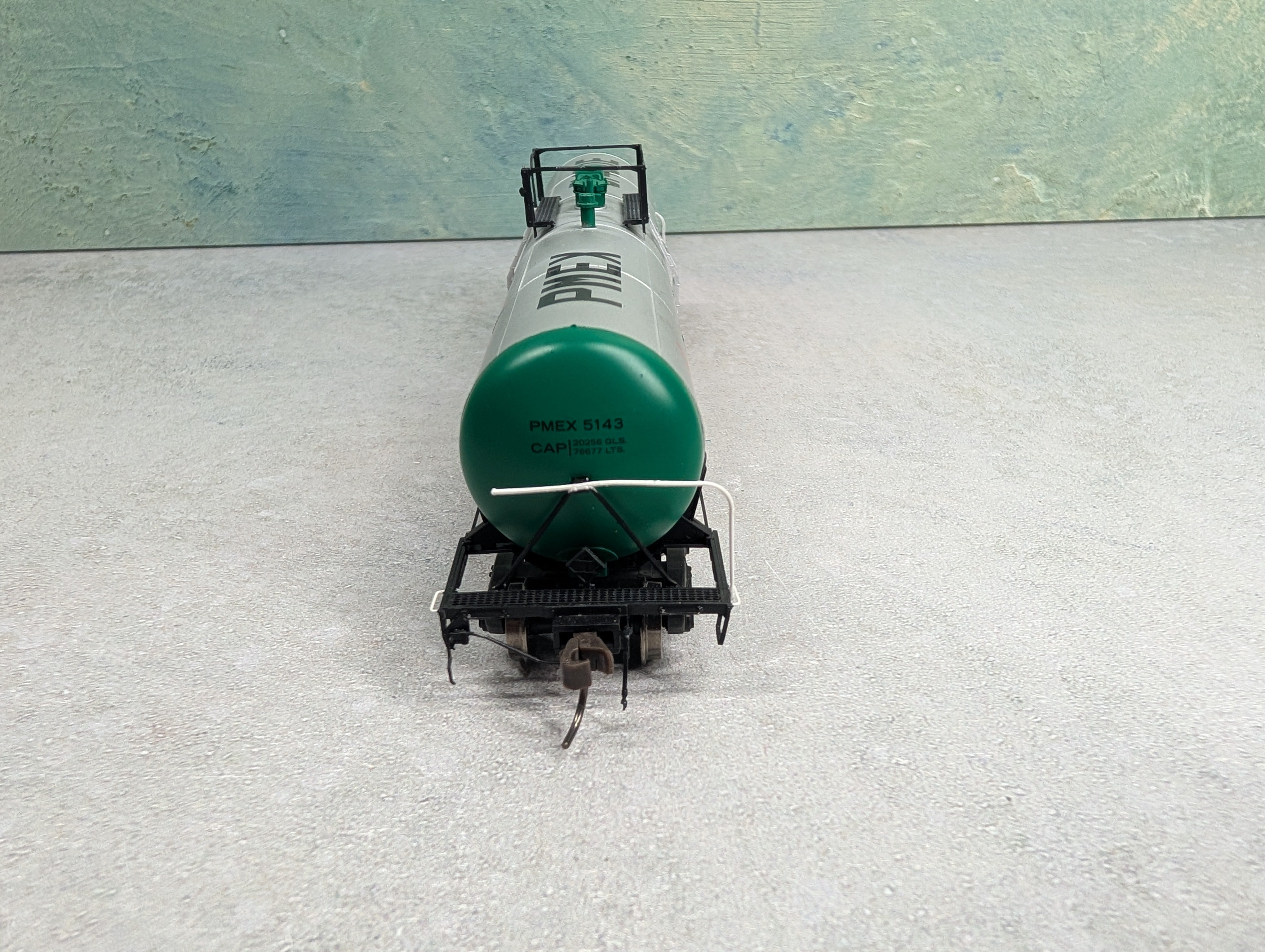 USED Atlas 20005401 HO Scale 20,700 Gal Tank Car Pemex #5143