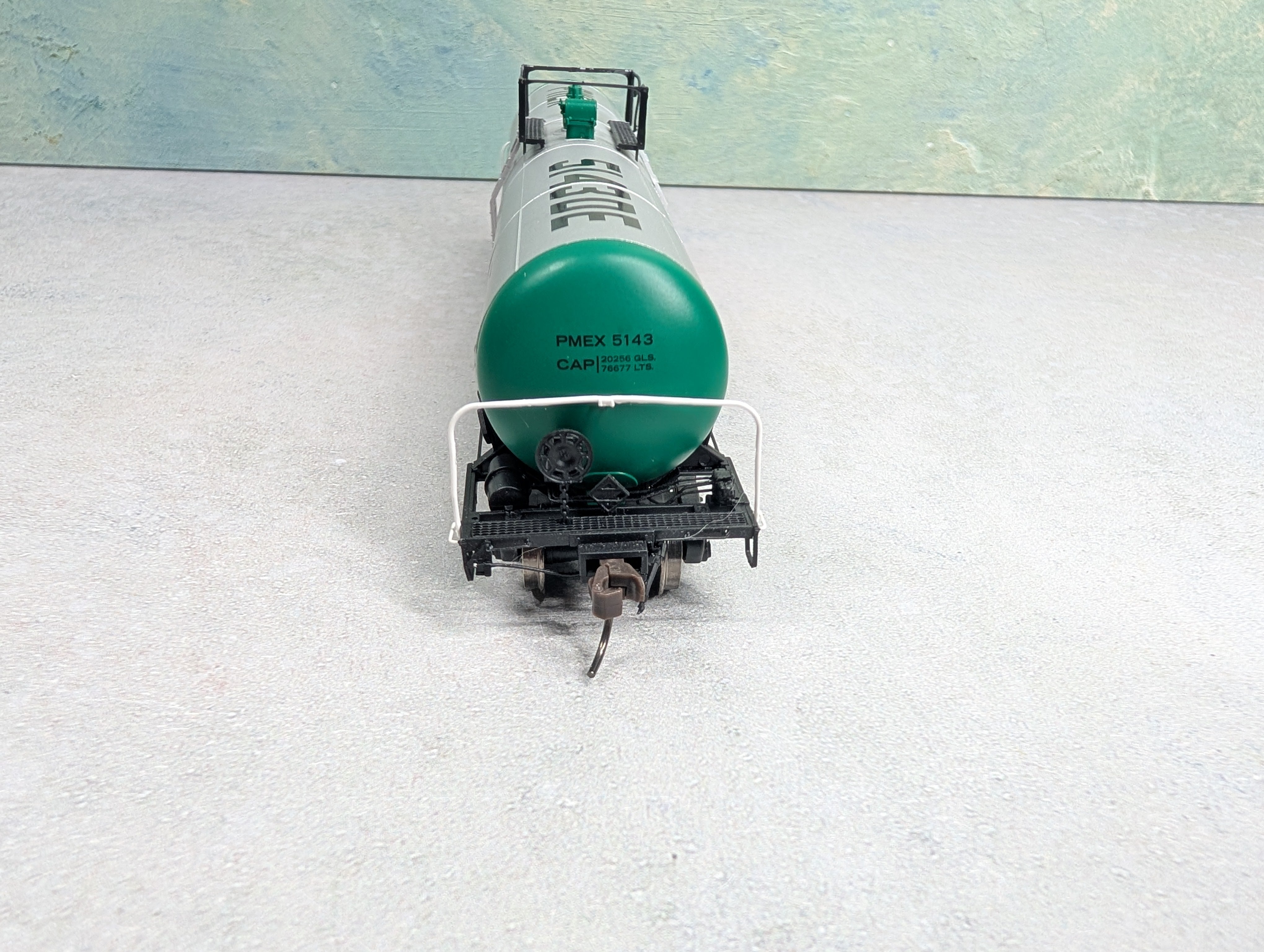 USED Atlas 20005401 HO Scale 20,700 Gal Tank Car Pemex #5143