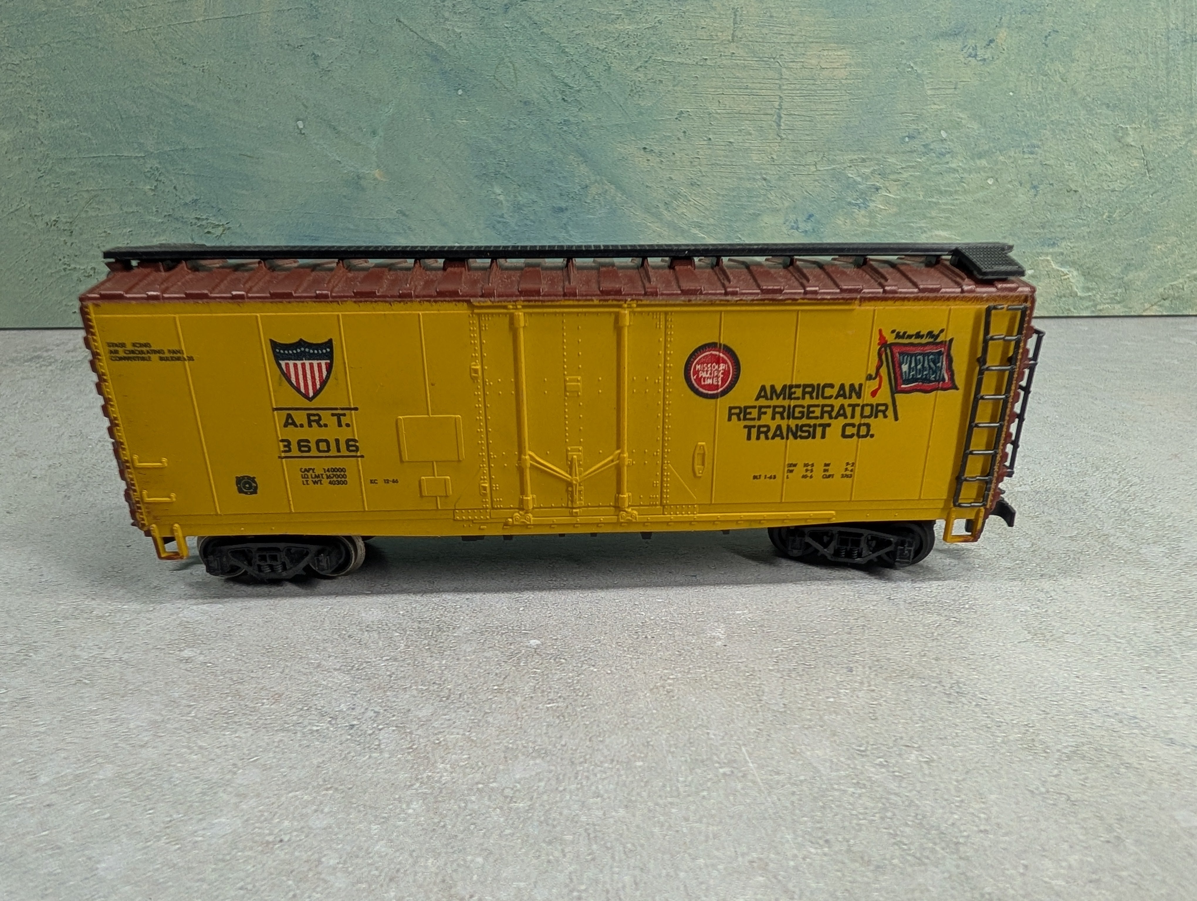 USED AHM HO Scale 40' Box Car American Refrigerator Transit ART #36016