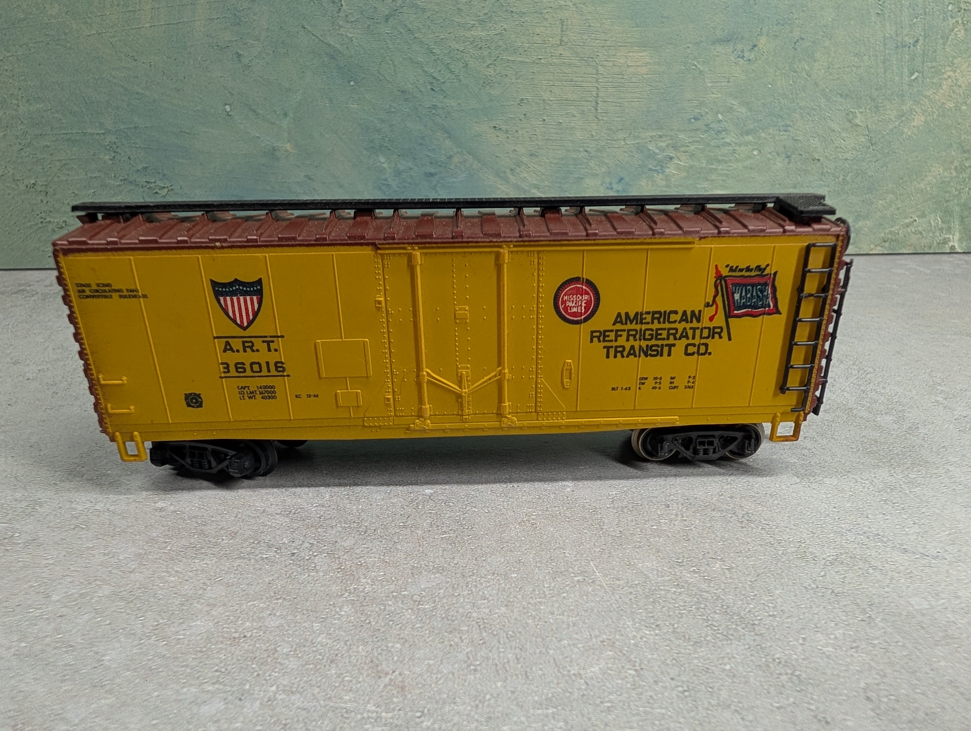USED AHM HO Scale 40' Box Car American Refrigerator Transit ART #36016