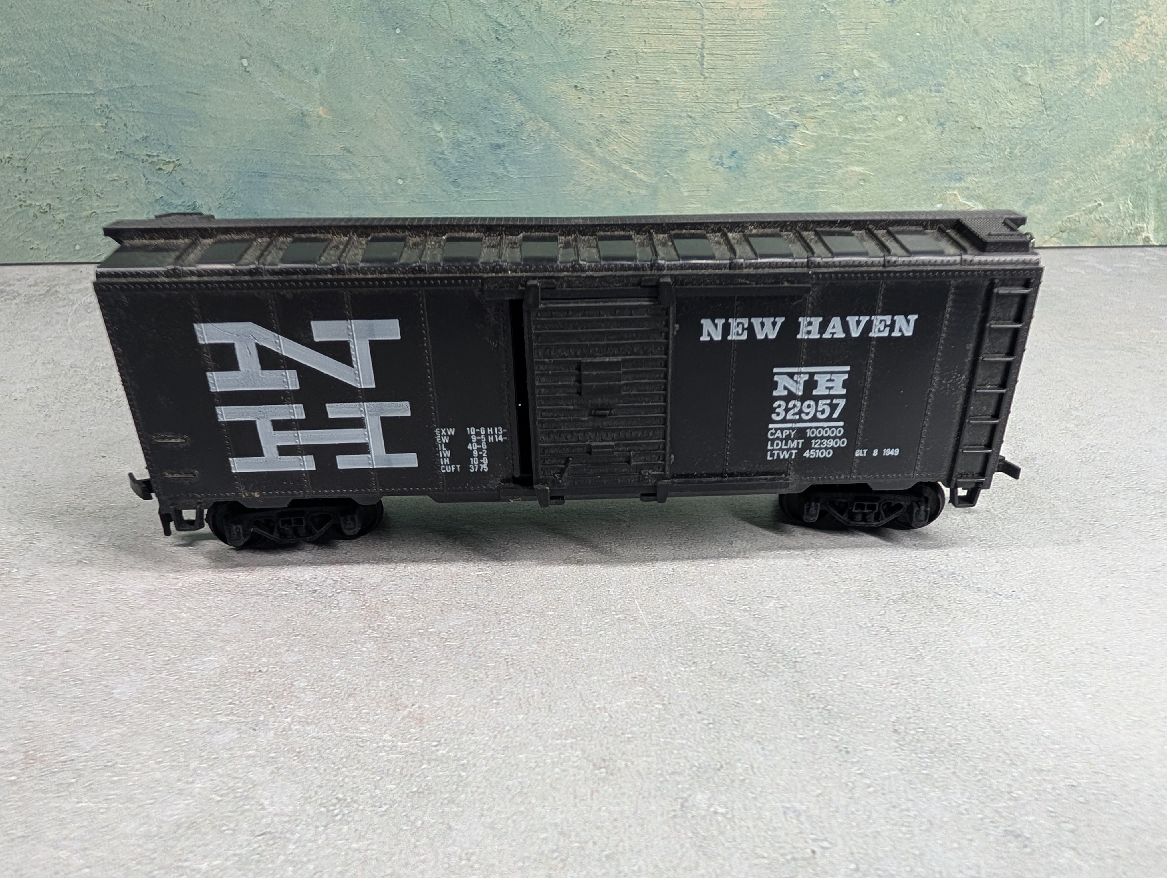 USED HO Scale 40' Box Car New Haven NH #32957