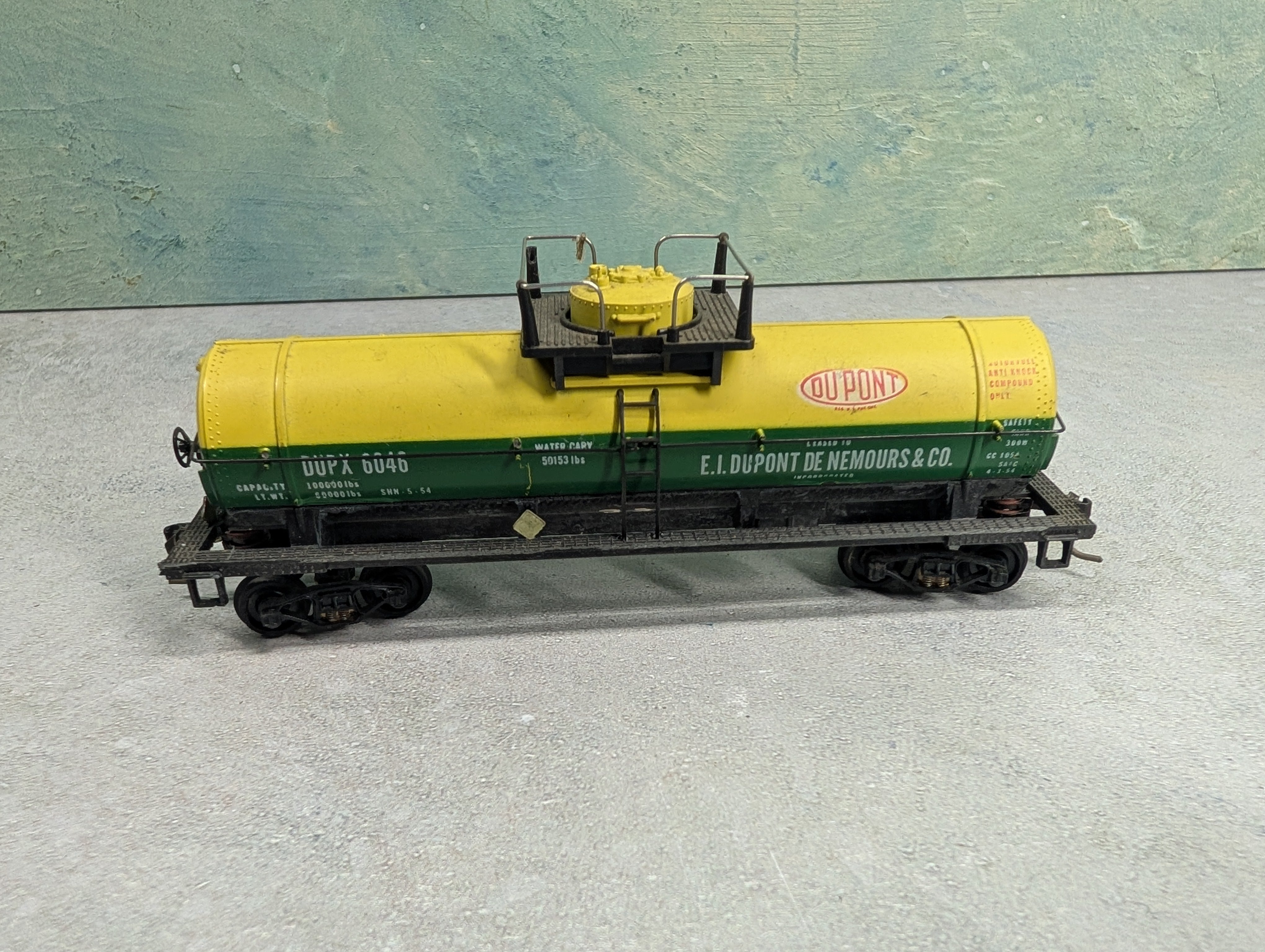 USED Mantua HO Scale Tank Car DuPont DUPX #6046