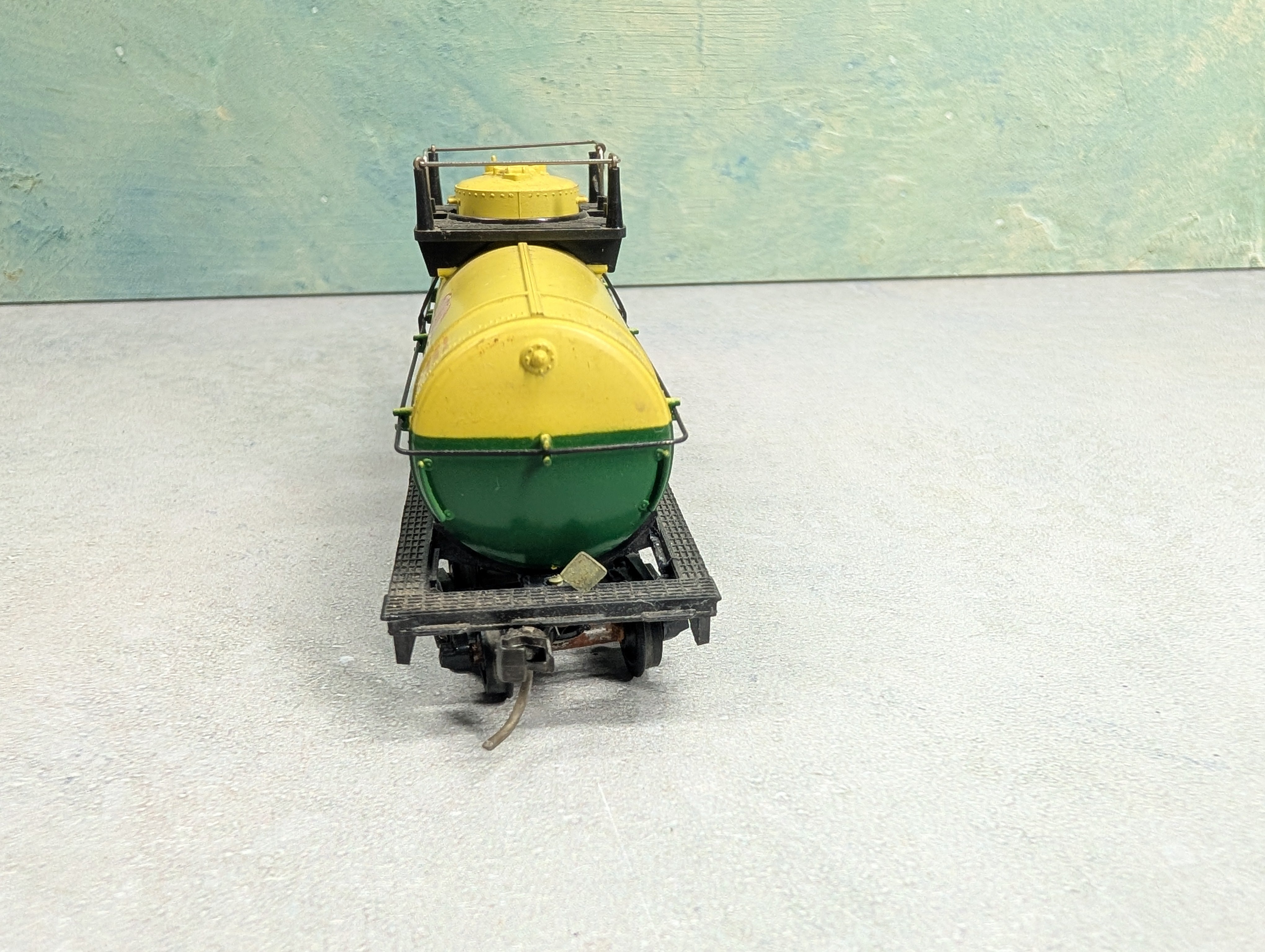 USED Mantua HO Scale Tank Car DuPont DUPX #6046