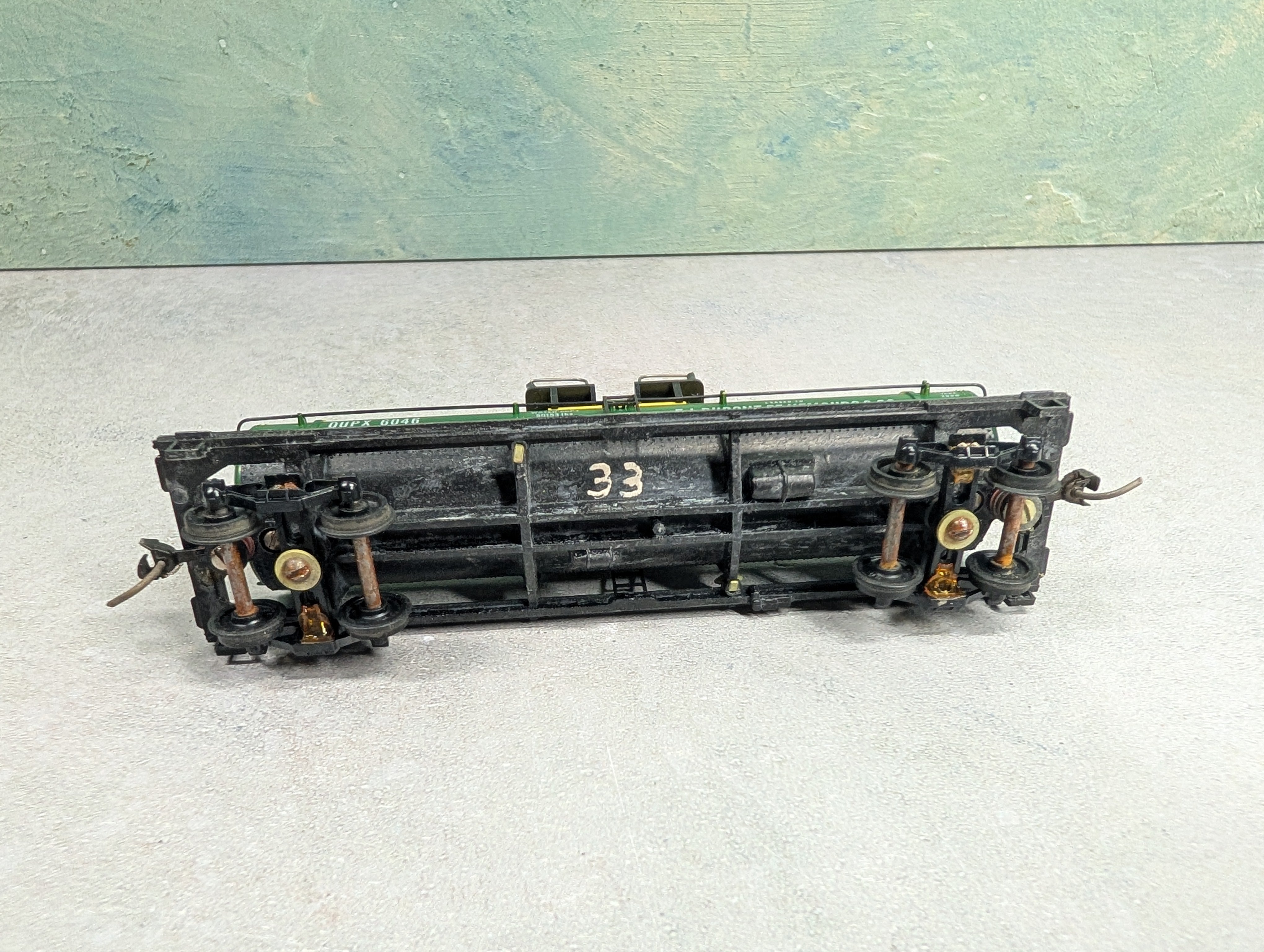 USED Mantua HO Scale Tank Car DuPont DUPX #6046