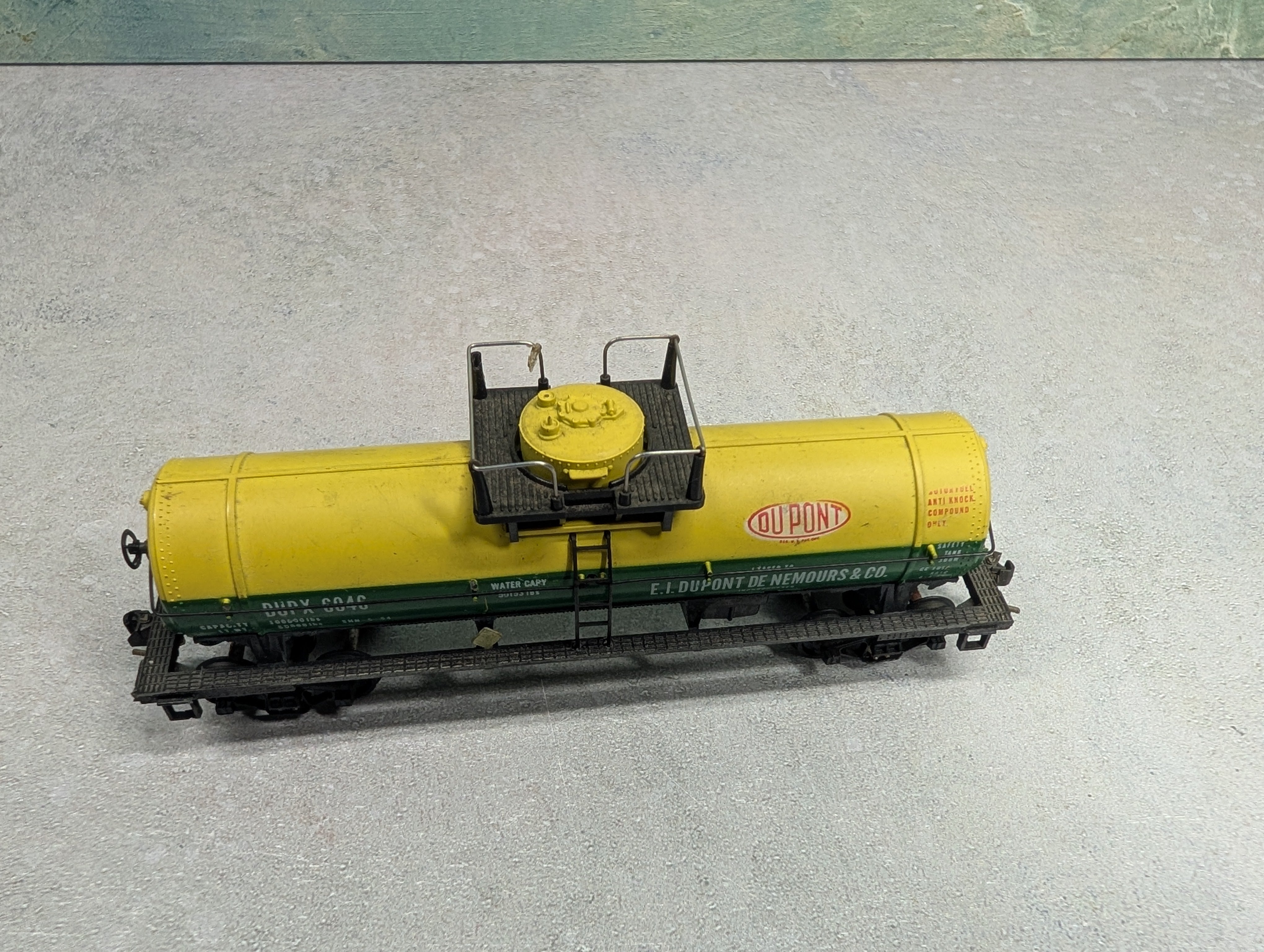USED Mantua HO Scale Tank Car DuPont DUPX #6046