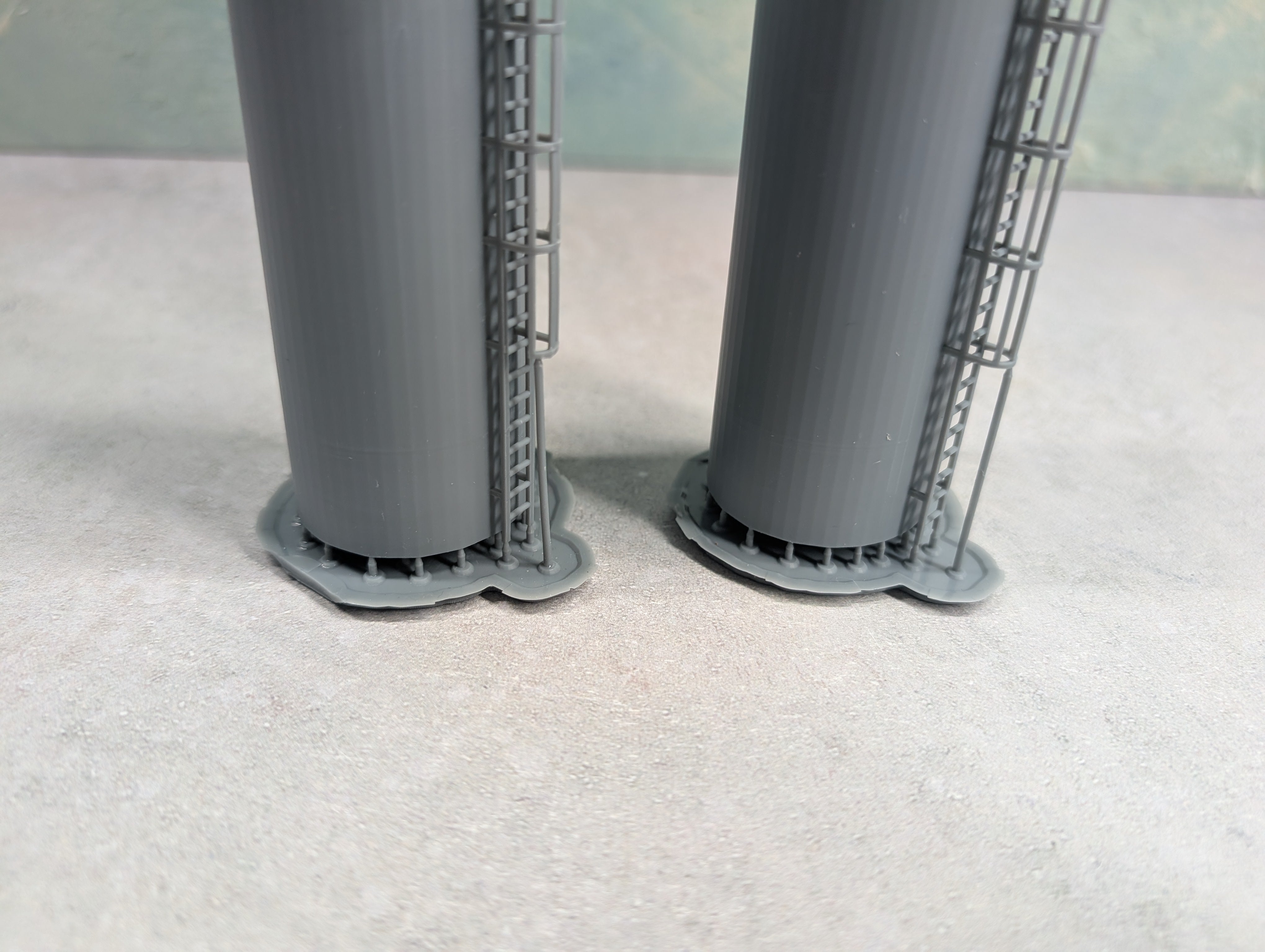 Whistle Stop Models HO7005 HO Scale Set of Large Tanks w/ Ladders, Resin 3D Printed, Highly Detailed