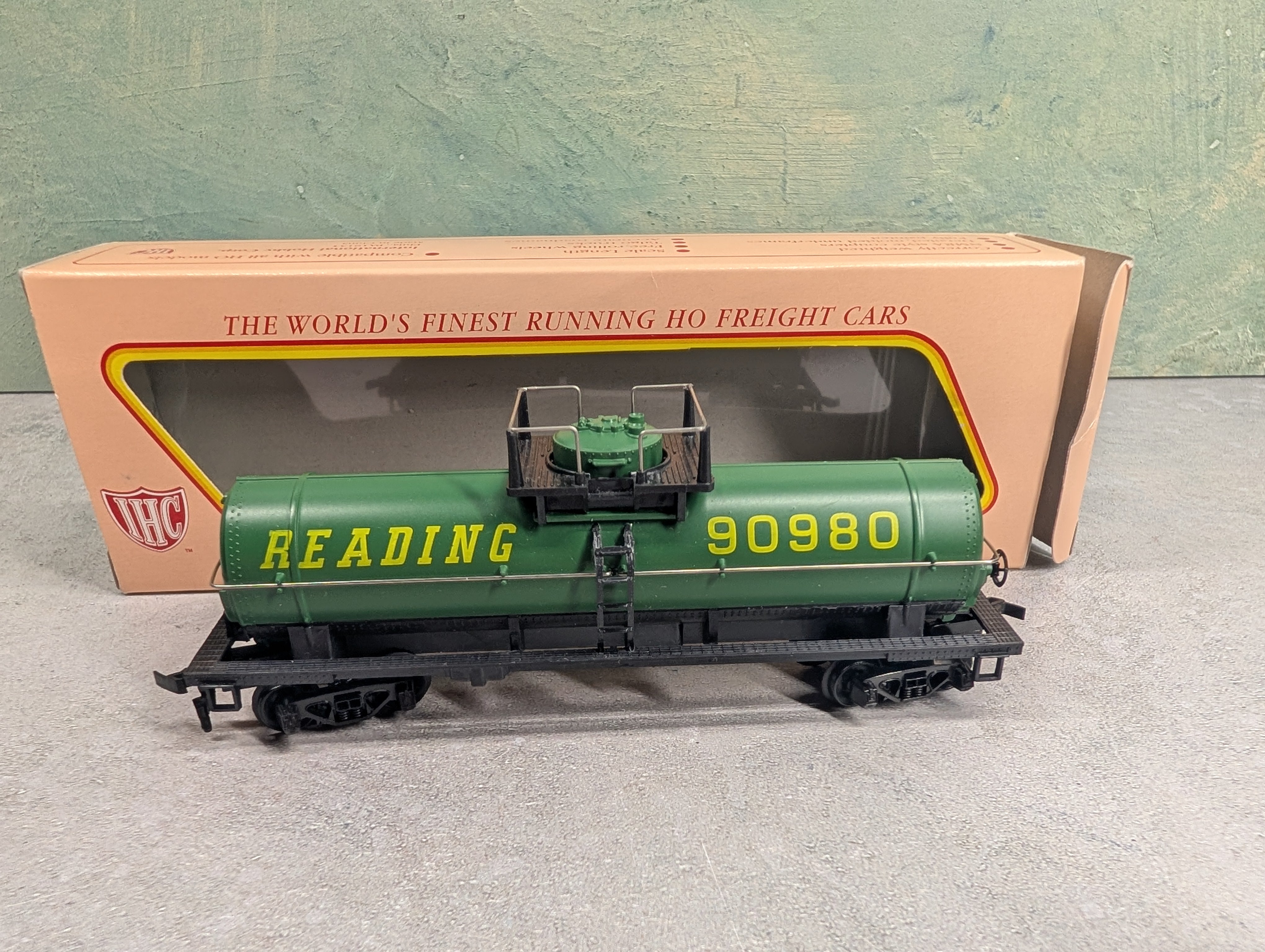 USED IHC HO Scale Tank Car Reading #90980
