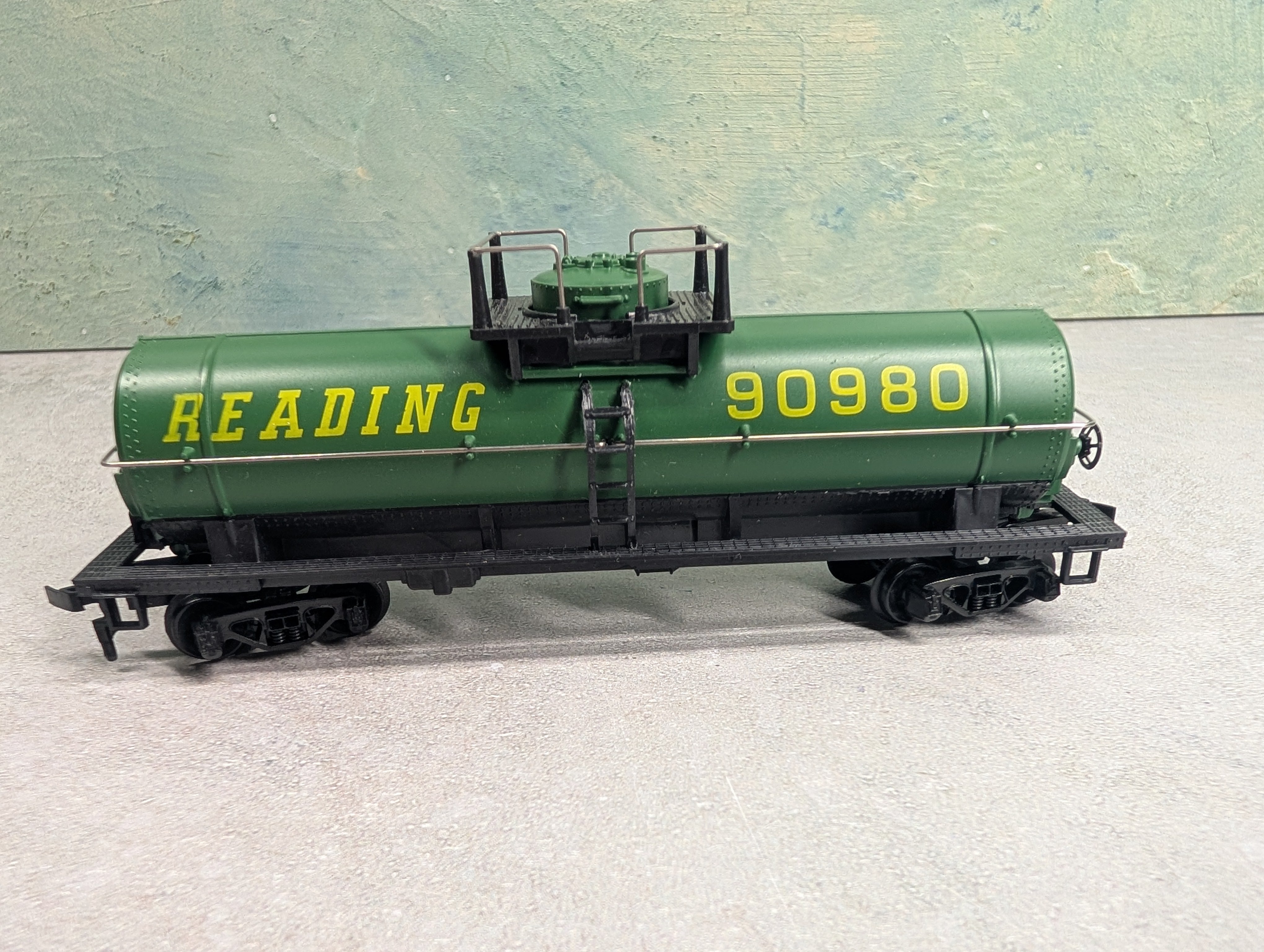 USED IHC HO Scale Tank Car Reading #90980