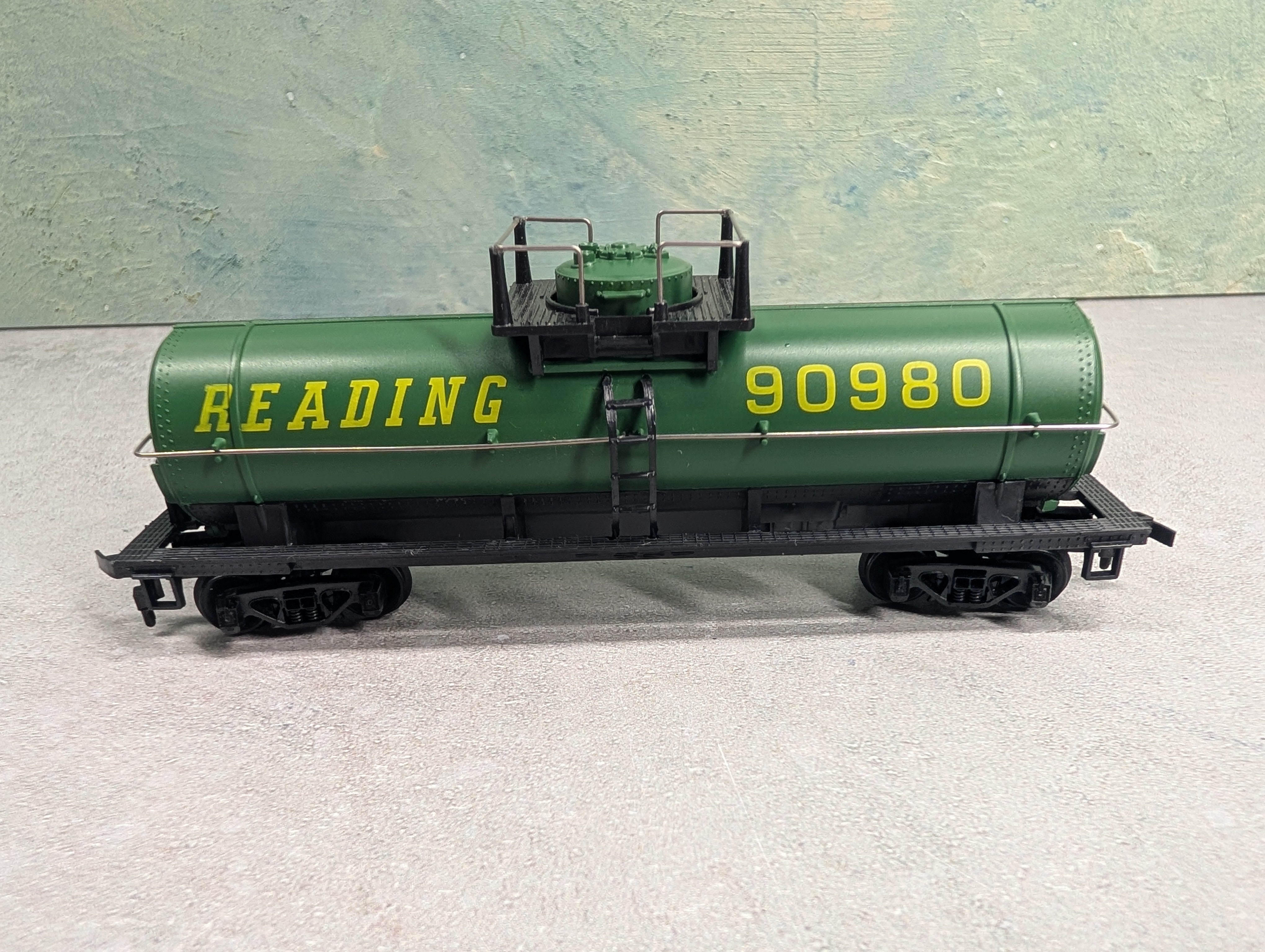 USED IHC HO Scale Tank Car Reading #90980