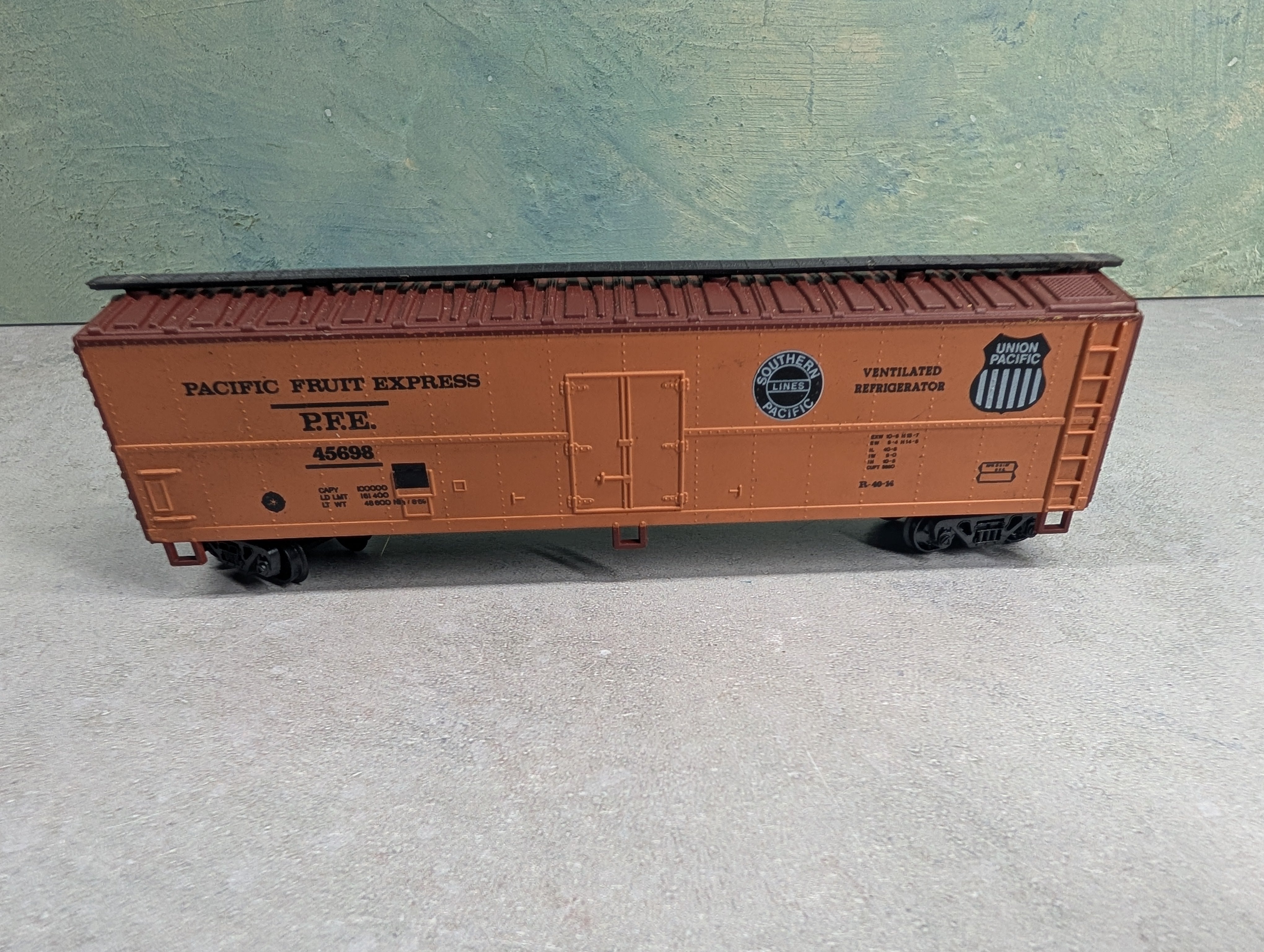 USED HO Scale 50' Box Car Pacific Fruit Express PFE #45698
