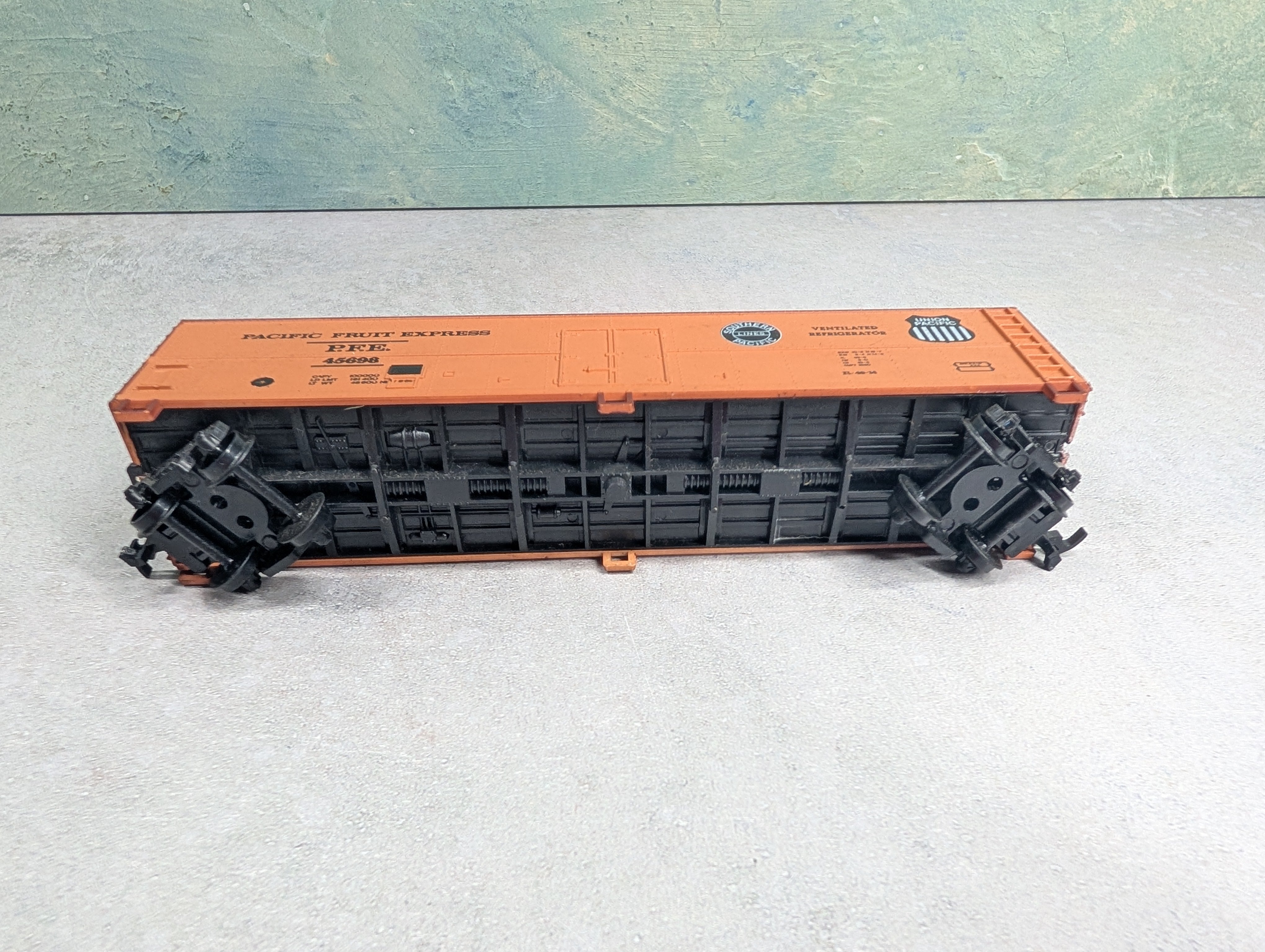 USED HO Scale 50' Box Car Pacific Fruit Express PFE #45698