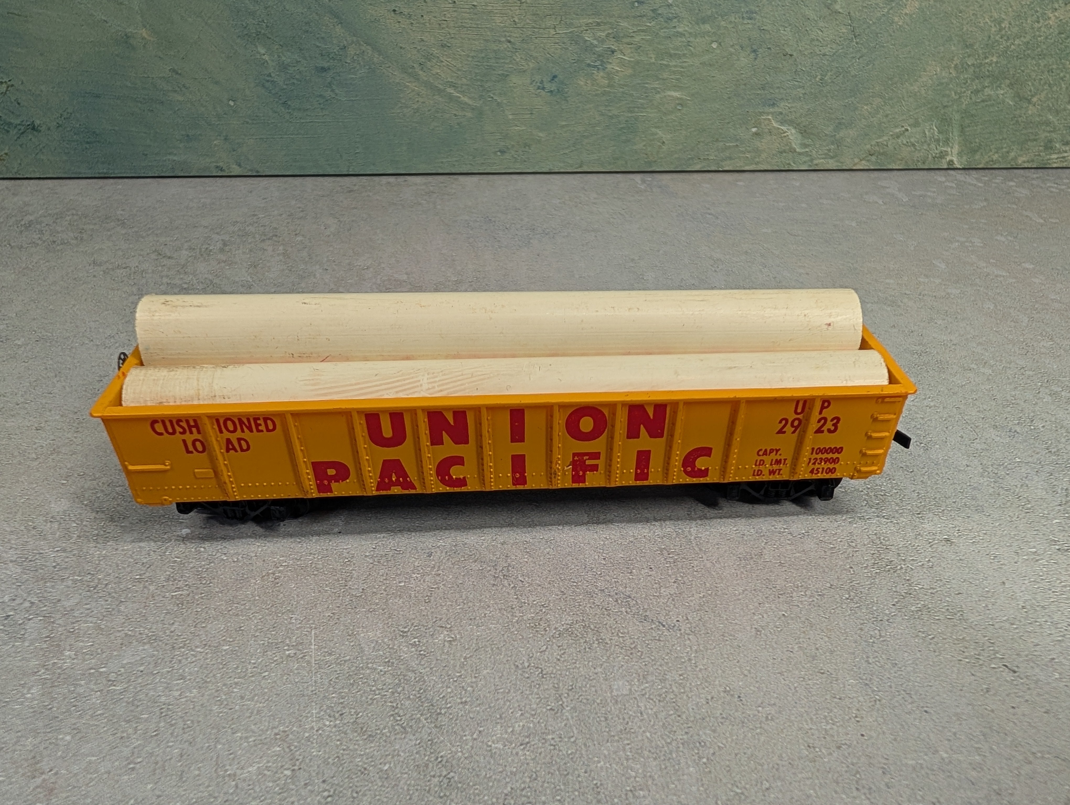 USED Tyco HO Scale 40' Gondola Union Pacific UP #2923 w/ Custom Pipe Load