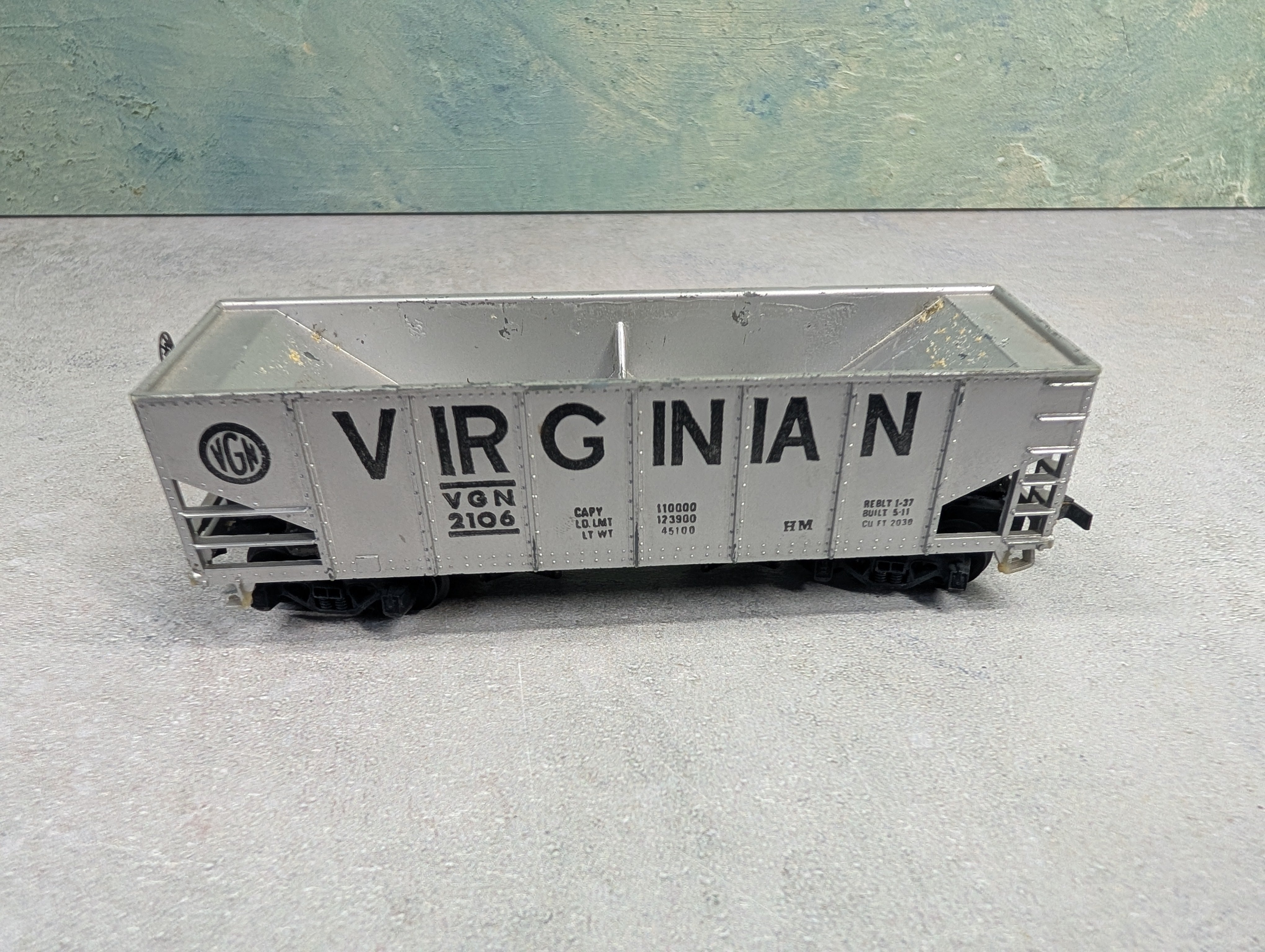 USED Tyco HO Scale 2 Bay Operating Hopper Virginian VGN #2106