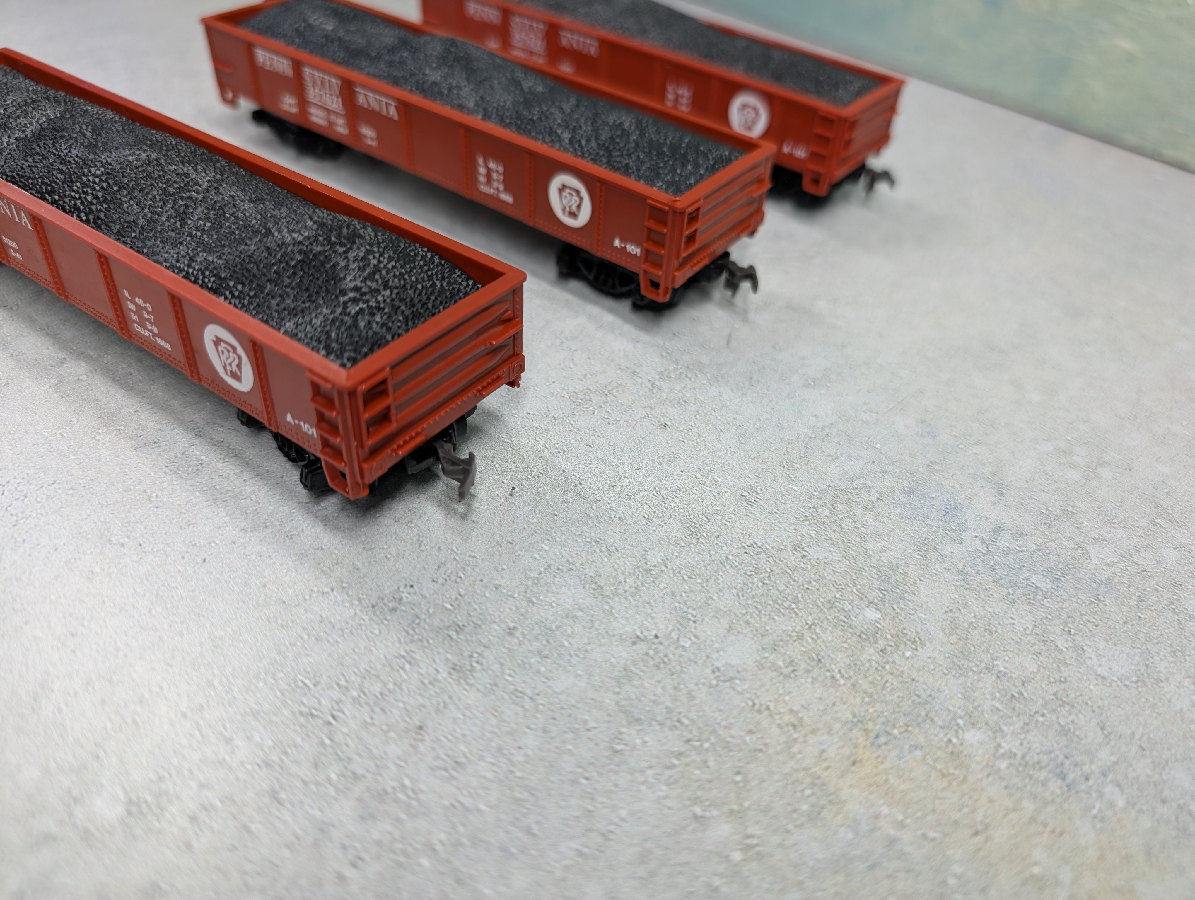 USED Model Power HO Scale 40' Gondola Pennsylvania #357621 Red w/ Load (3 pcs)