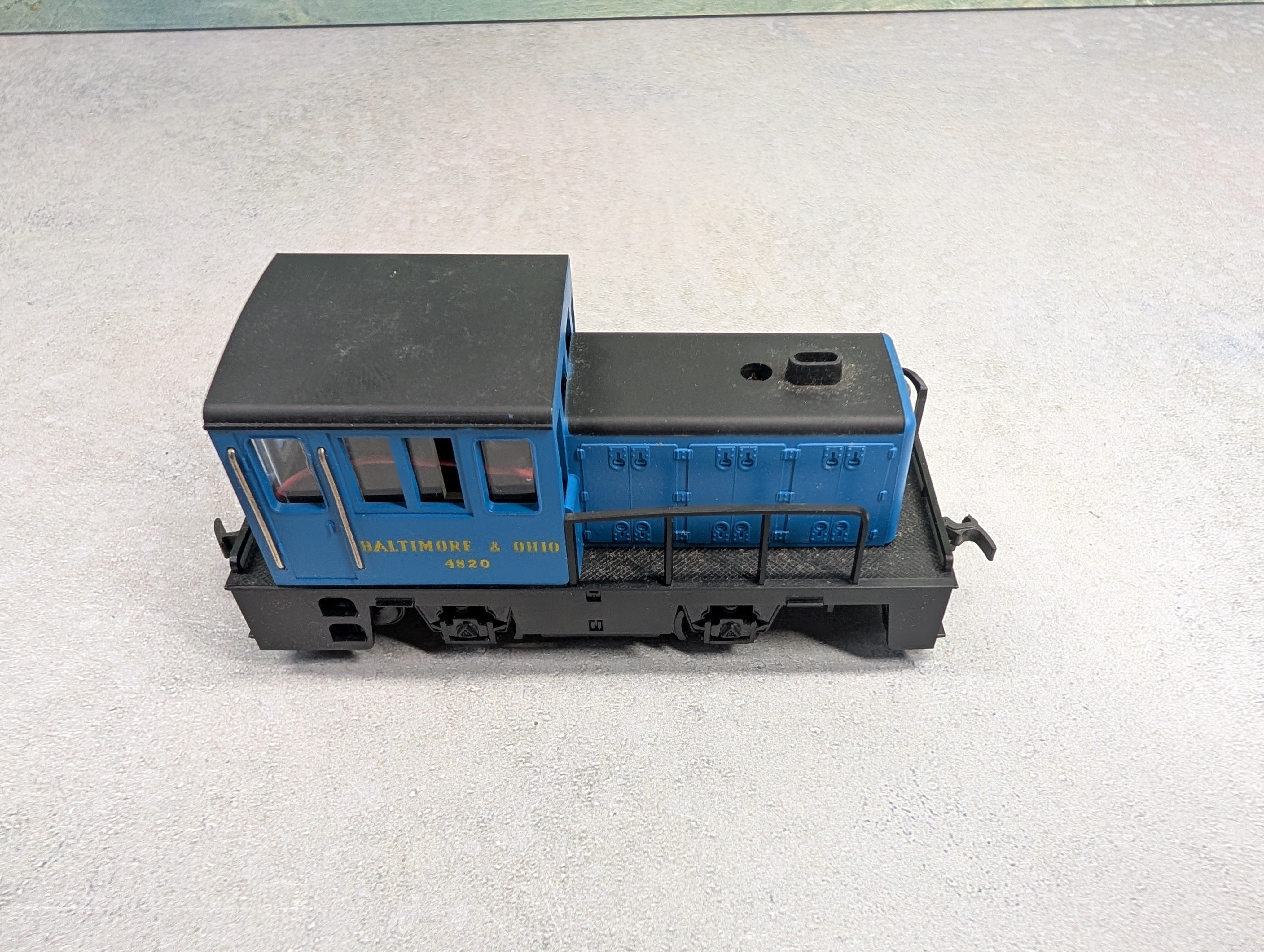 USED AHM HO Scale 35 Ton Switcher Diesel Locomotive Baltimore and Ohio #4820 Runs Great DC