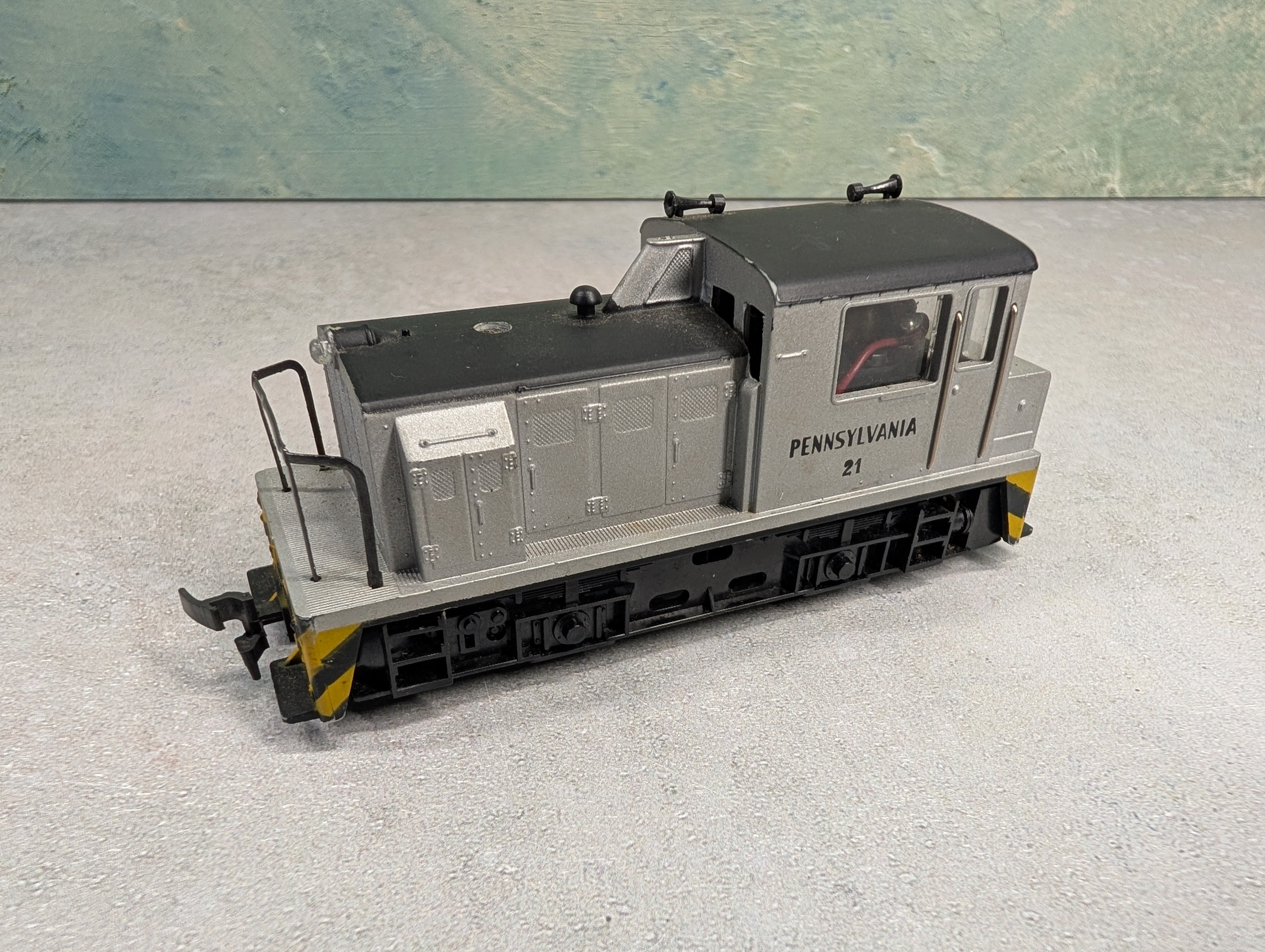 USED AHM HO Scale MDT Switcher Diesel Locomotive Pennsylvania #21 Parts/Repairs DC