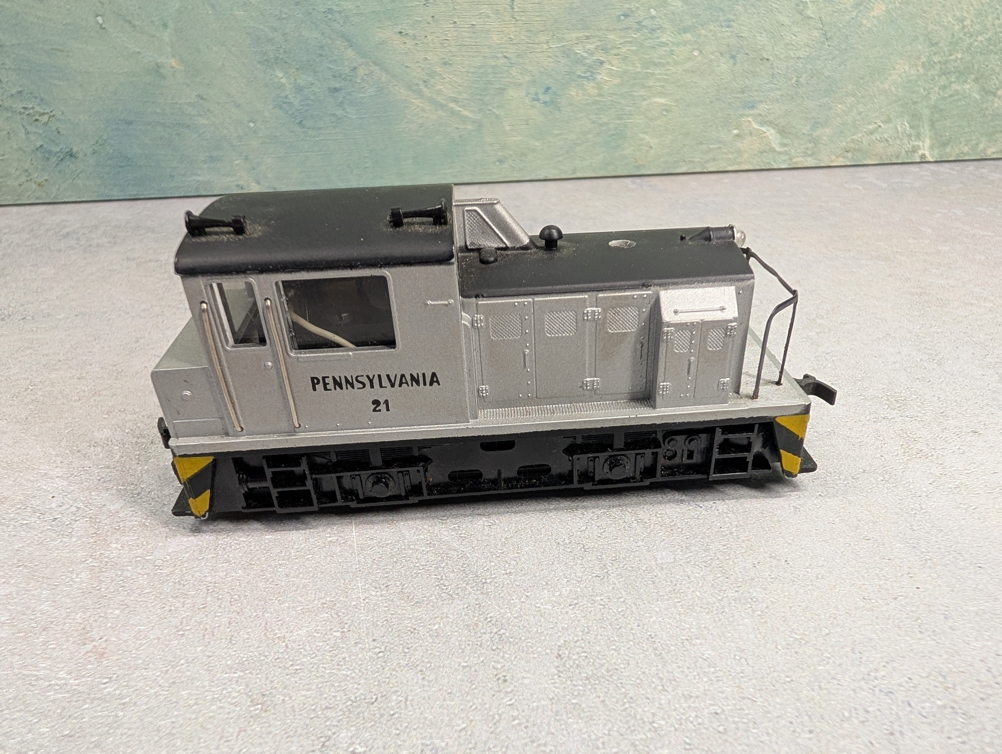 USED AHM HO Scale MDT Switcher Diesel Locomotive Pennsylvania #21 Parts/Repairs DC