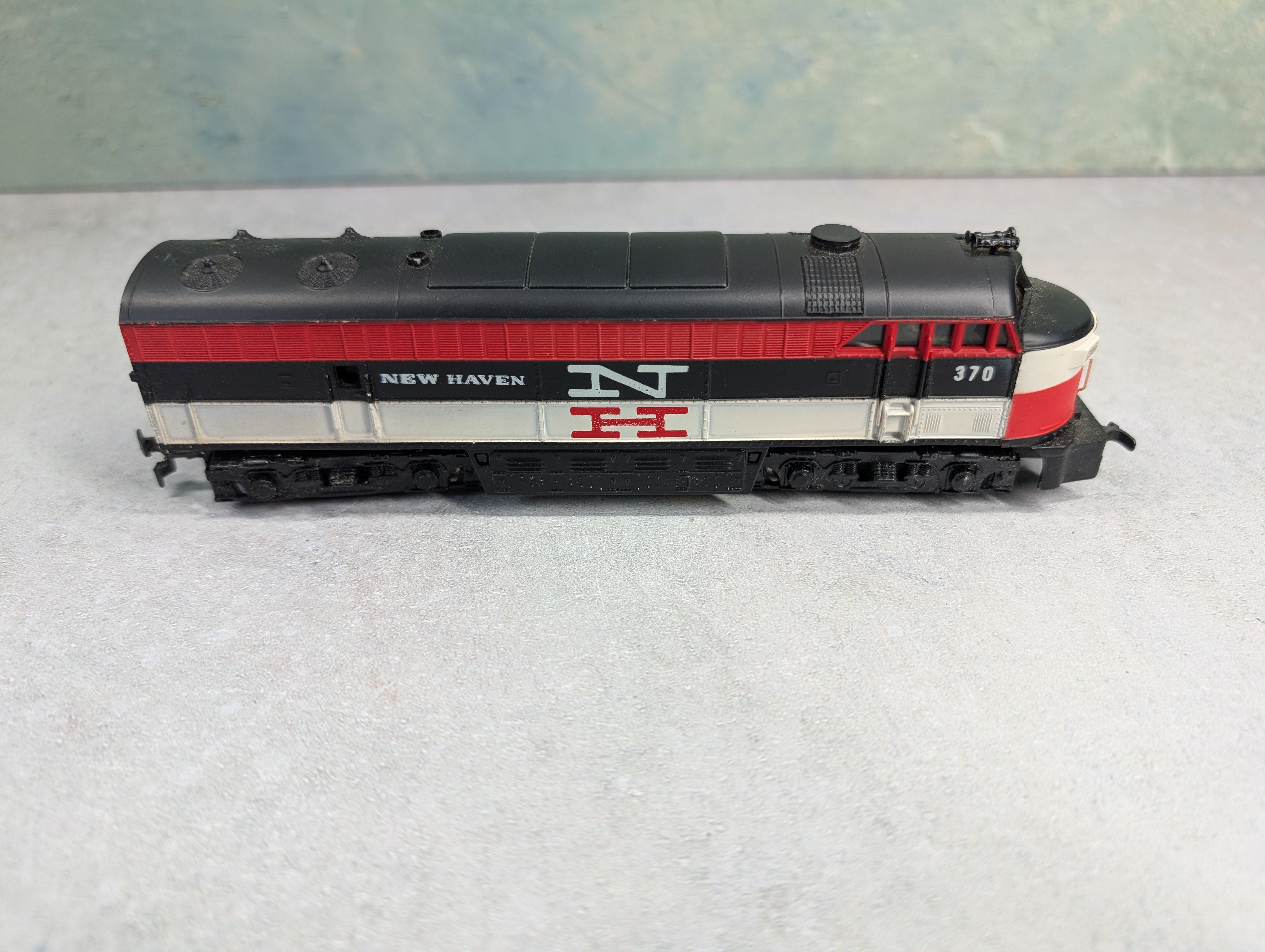 USED AHM HO Scale C-Liner Diesel Locomotive New Haven #370 Runs DC