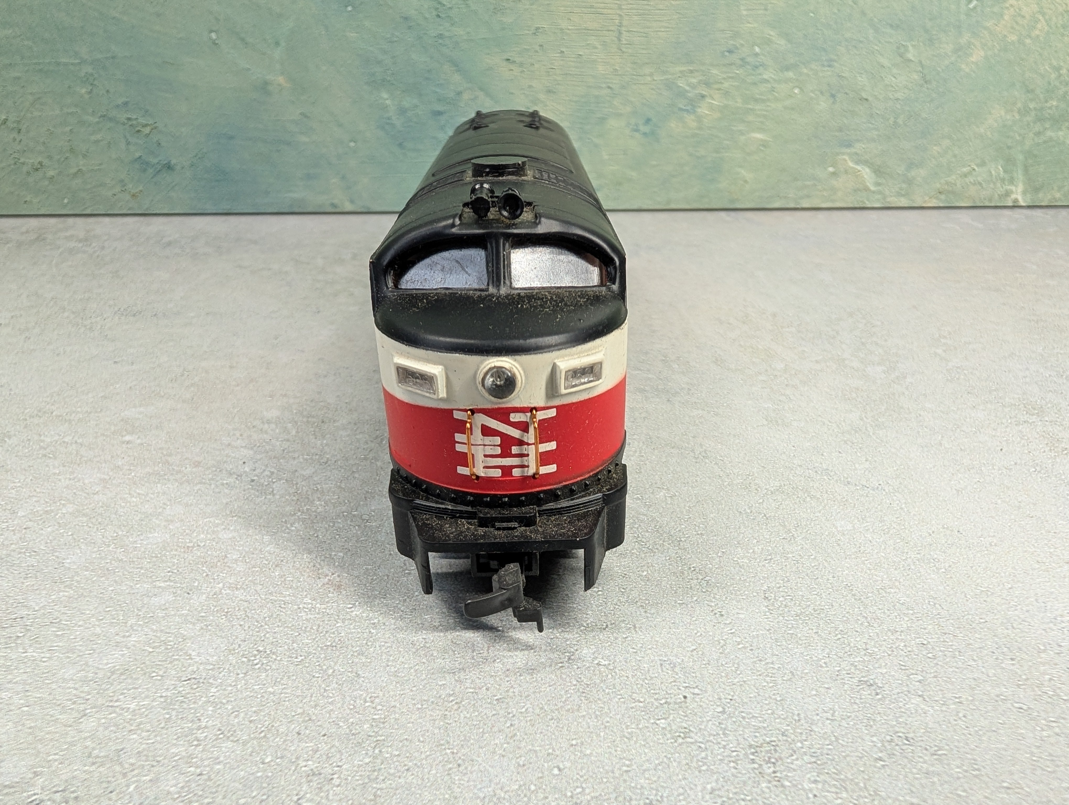 USED AHM HO Scale C-Liner Diesel Locomotive New Haven #370 Runs DC