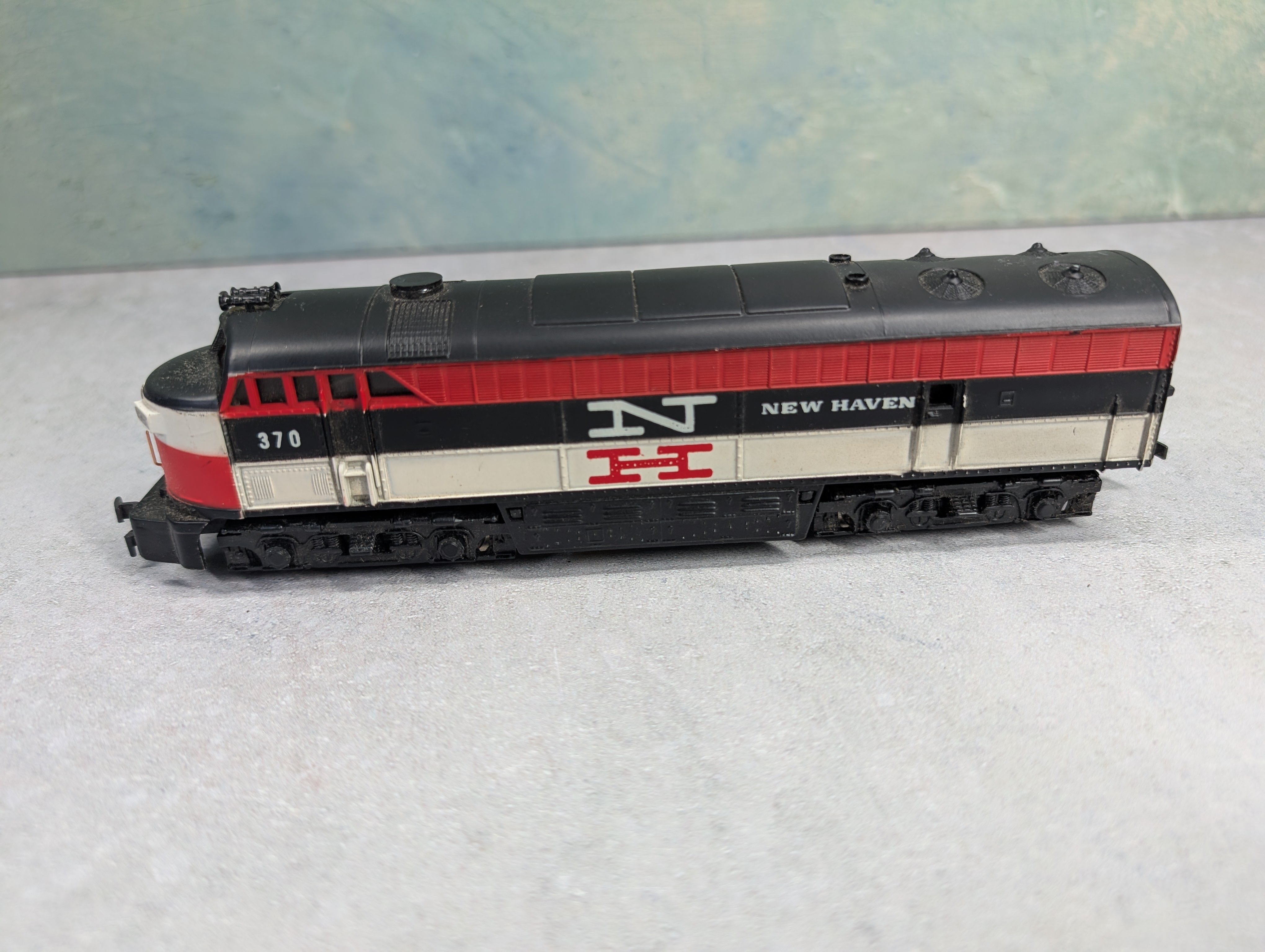 USED AHM HO Scale C-Liner Diesel Locomotive New Haven #370 Runs DC