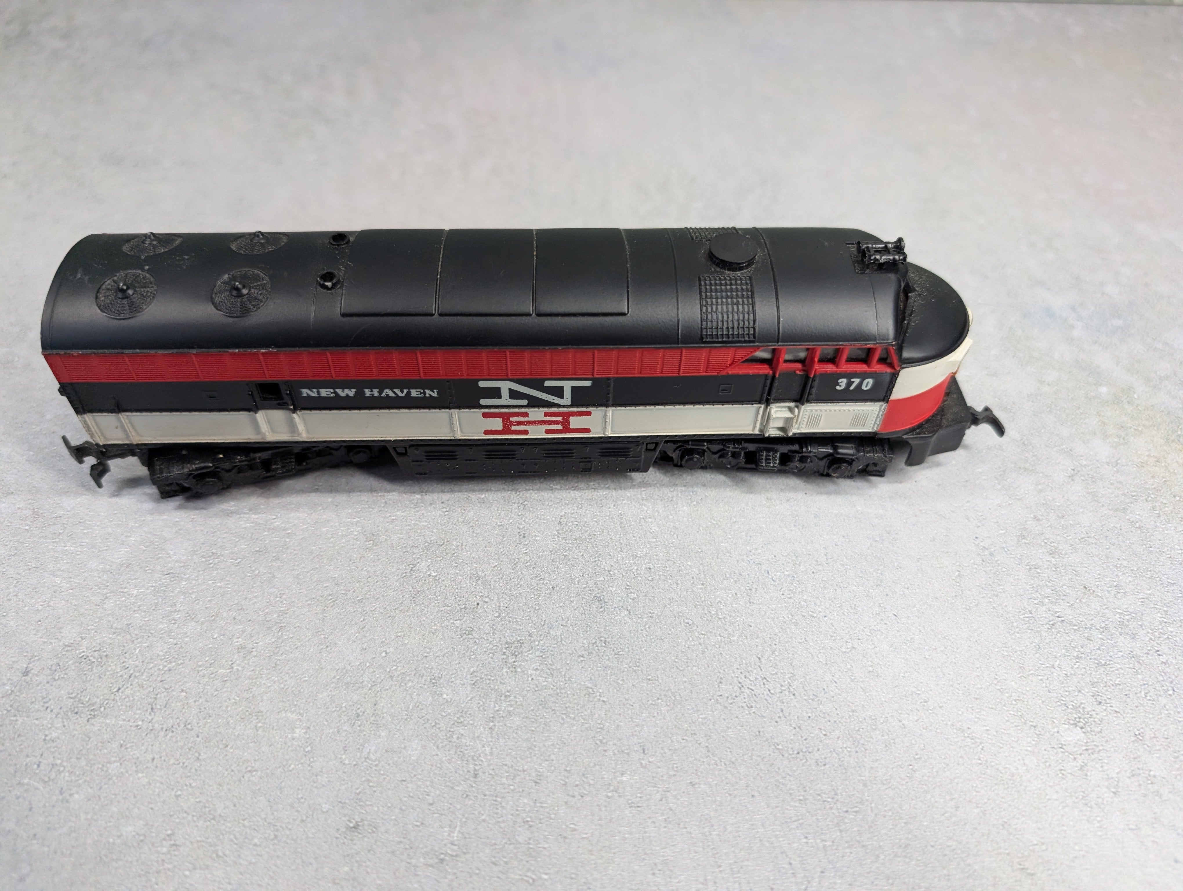USED AHM HO Scale C-Liner Diesel Locomotive New Haven #370 Runs DC