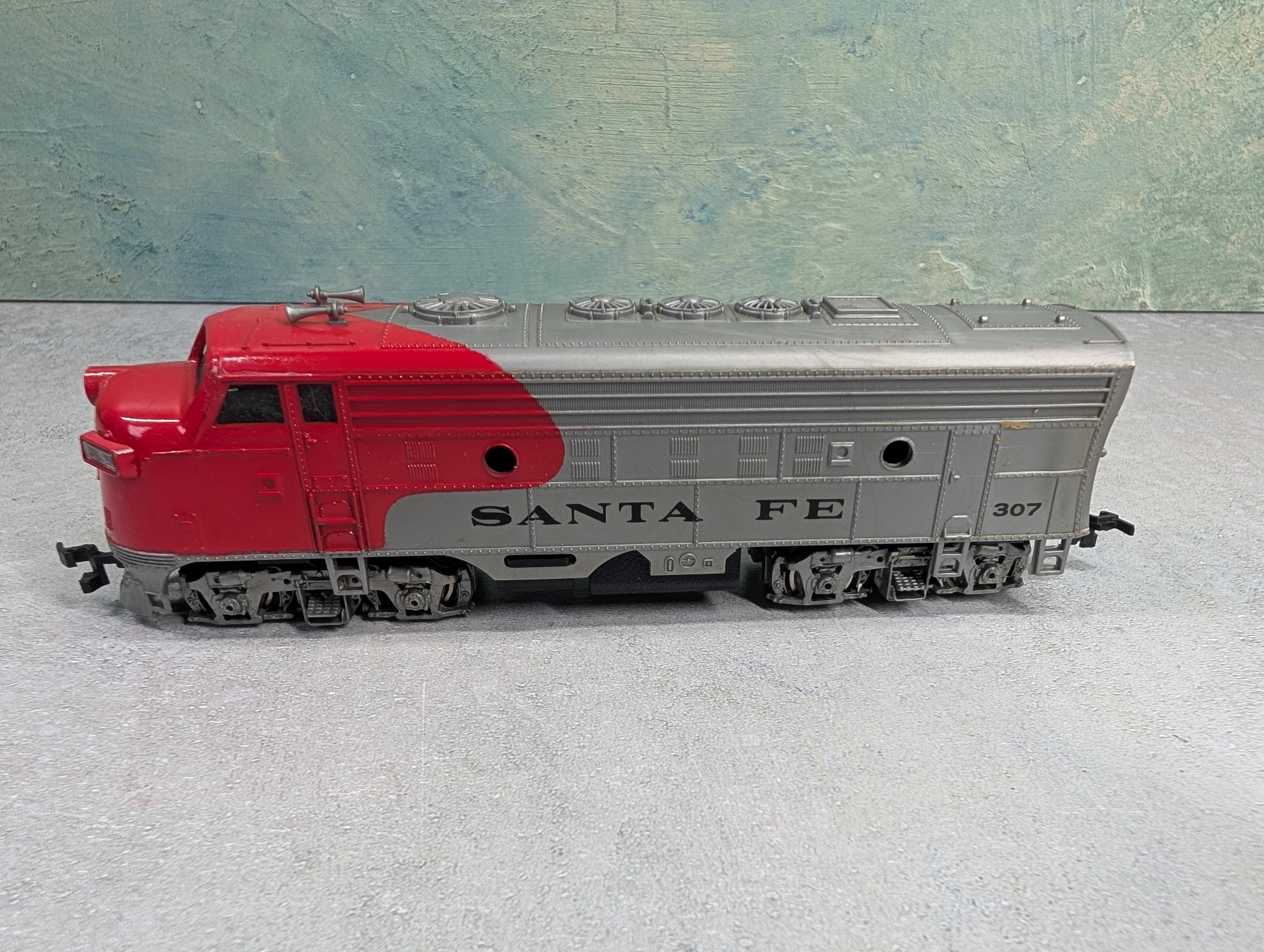 USED Bachmann HO Scale F9 Diesel Locomotive Santa Fe #307 Runs DC