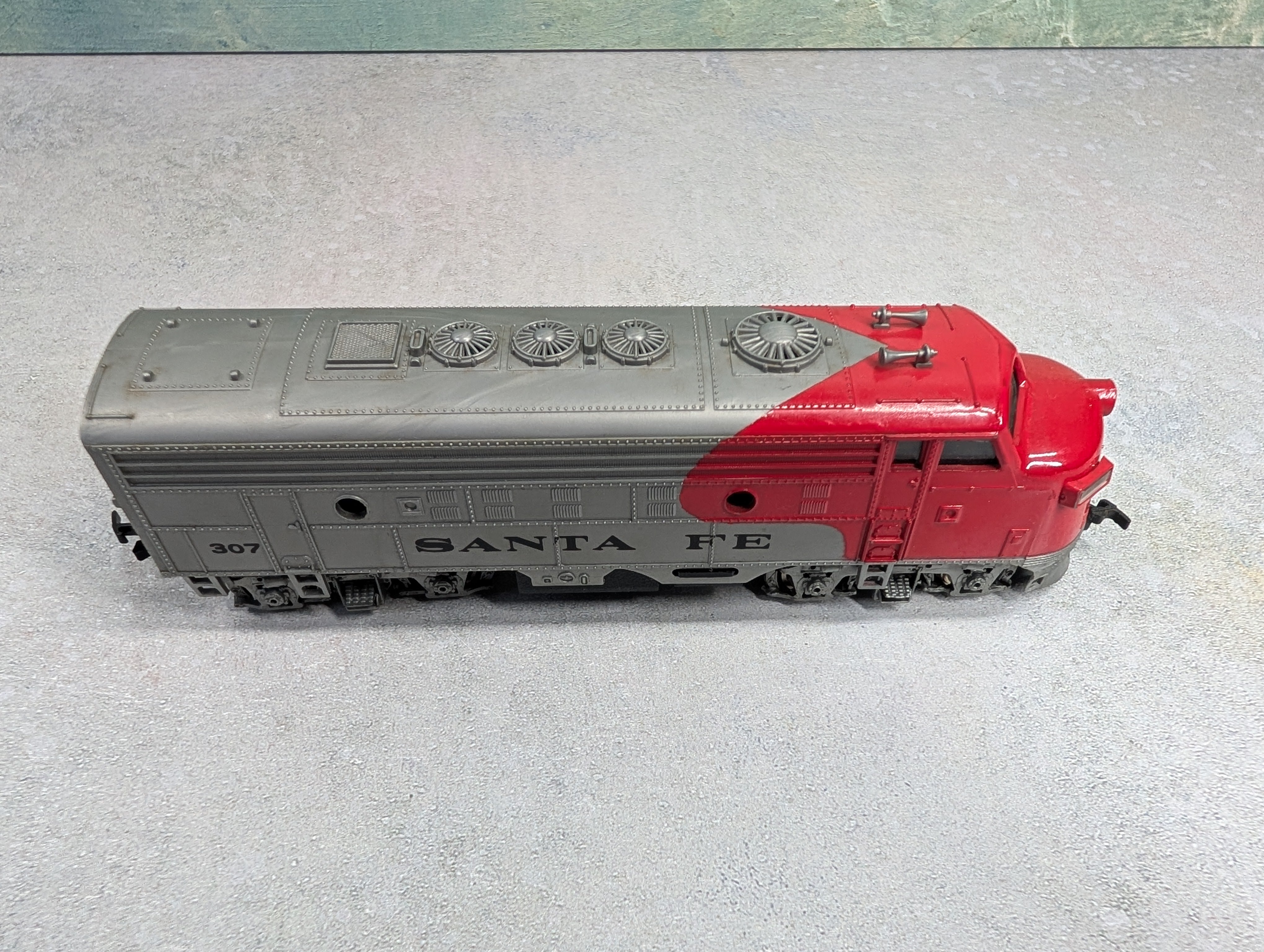 USED Bachmann HO Scale F9 Diesel Locomotive Santa Fe #307 Runs DC