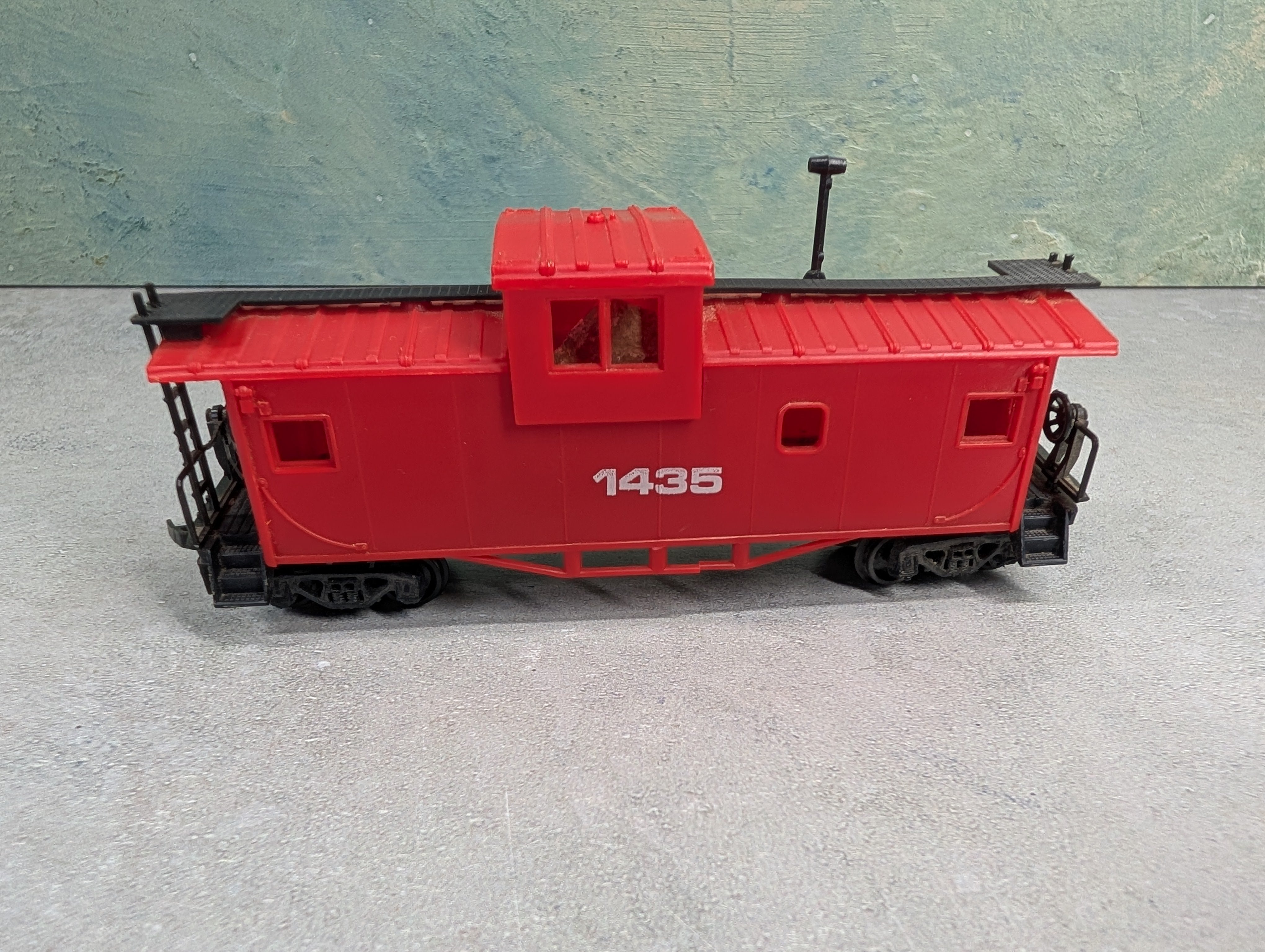 USED HO Scale Safety Red Caboose #1435